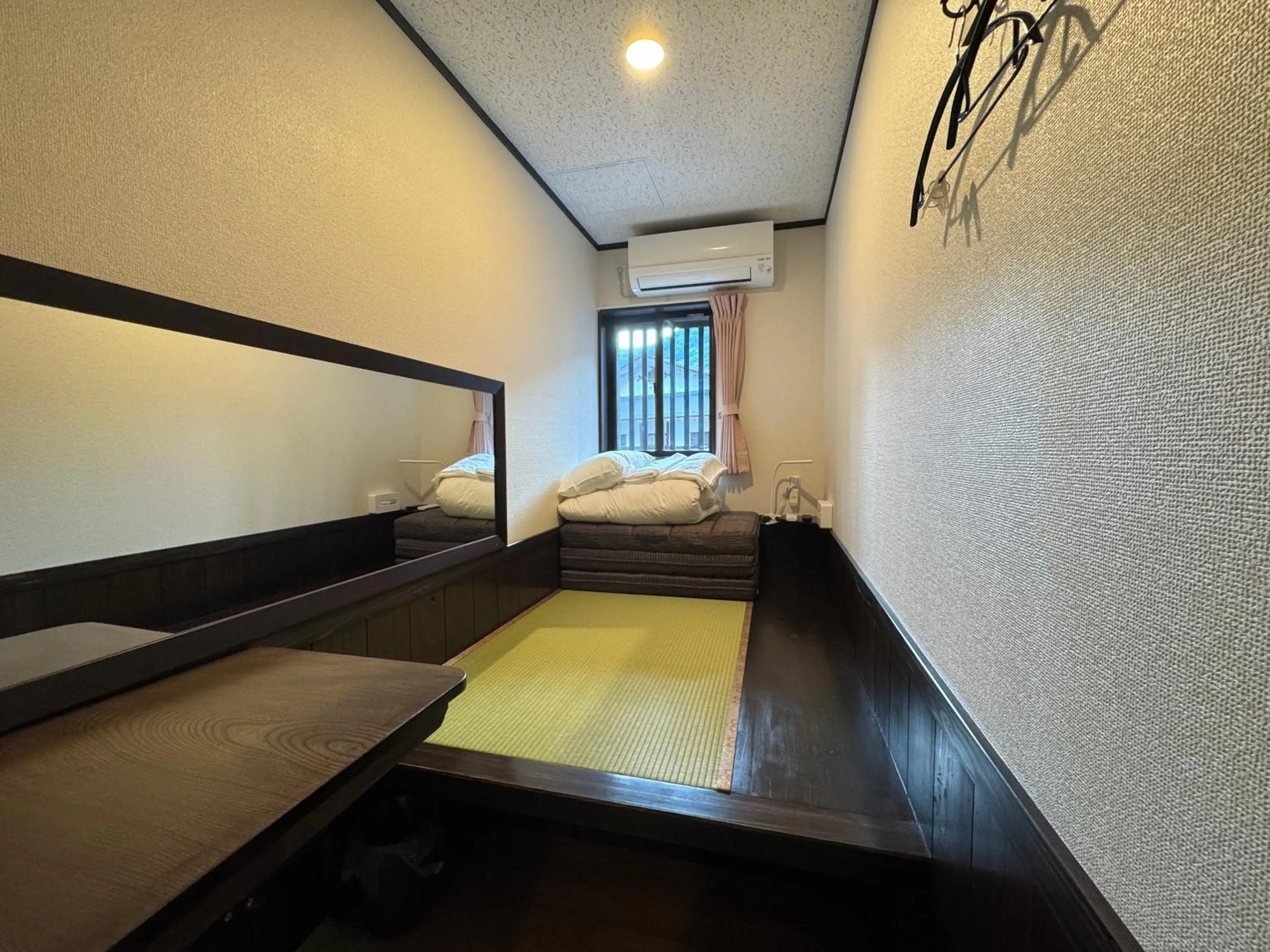 Bed in Tsuyukusa