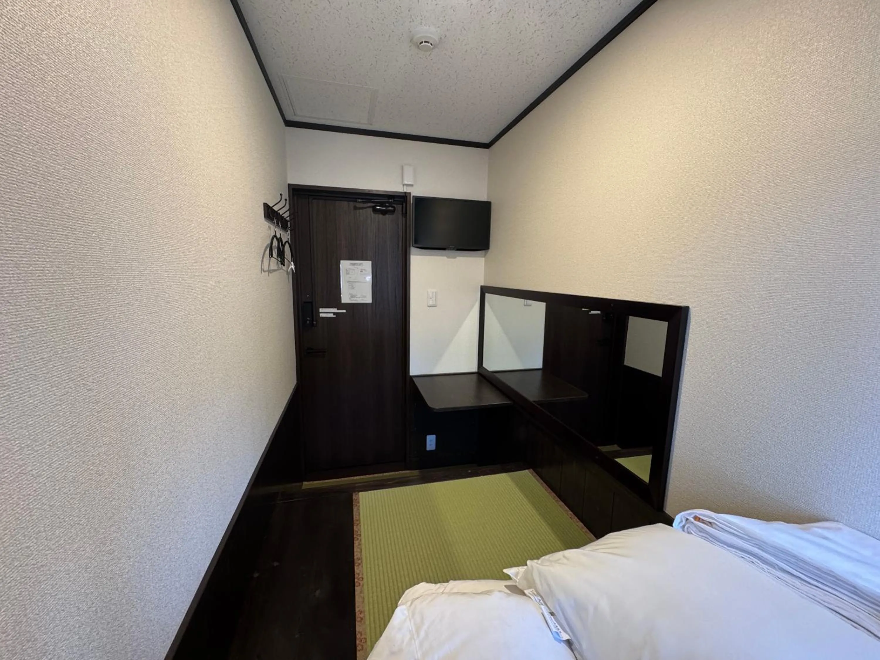 Bed in Tsuyukusa