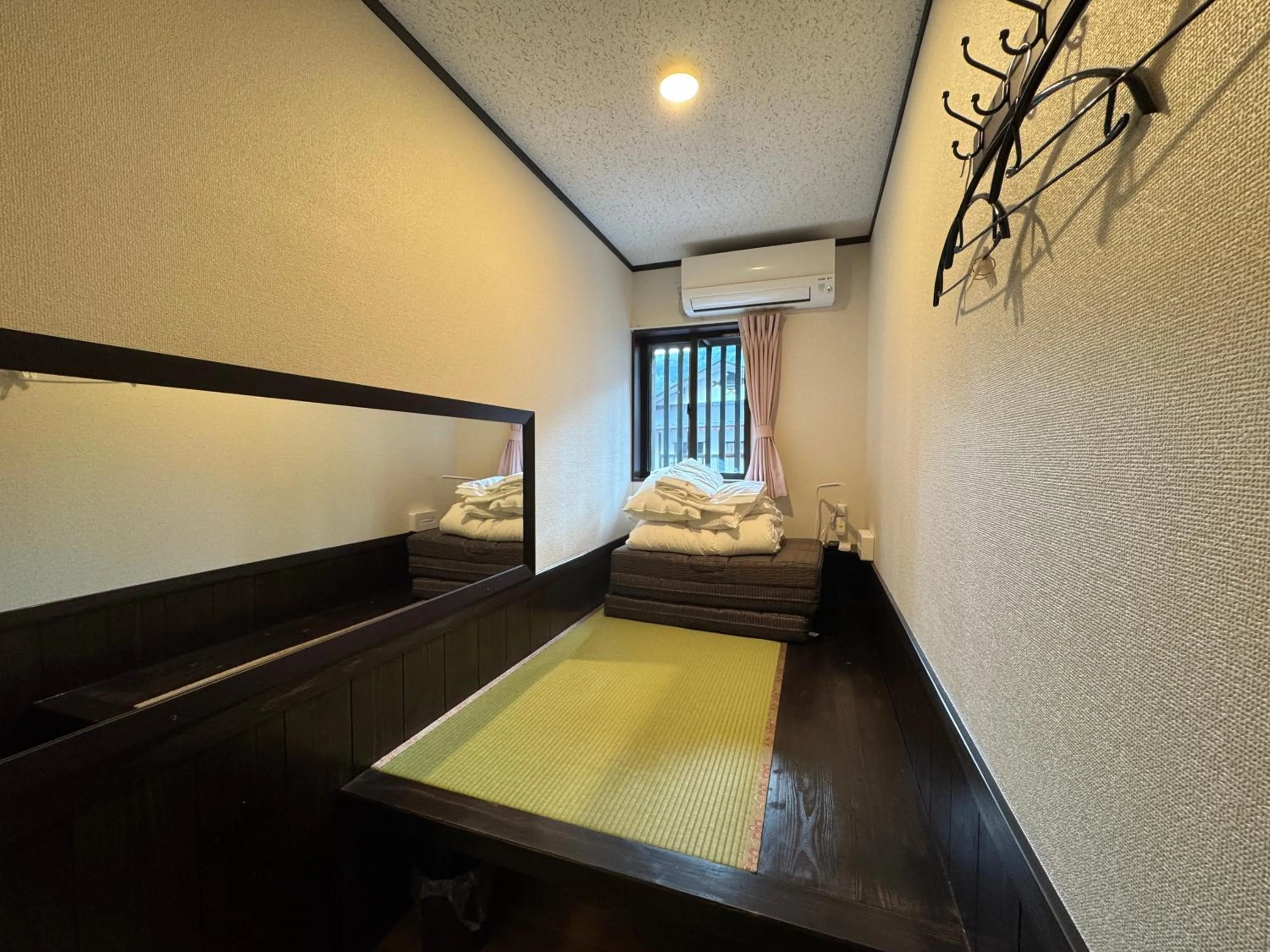 Bed in Tsuyukusa