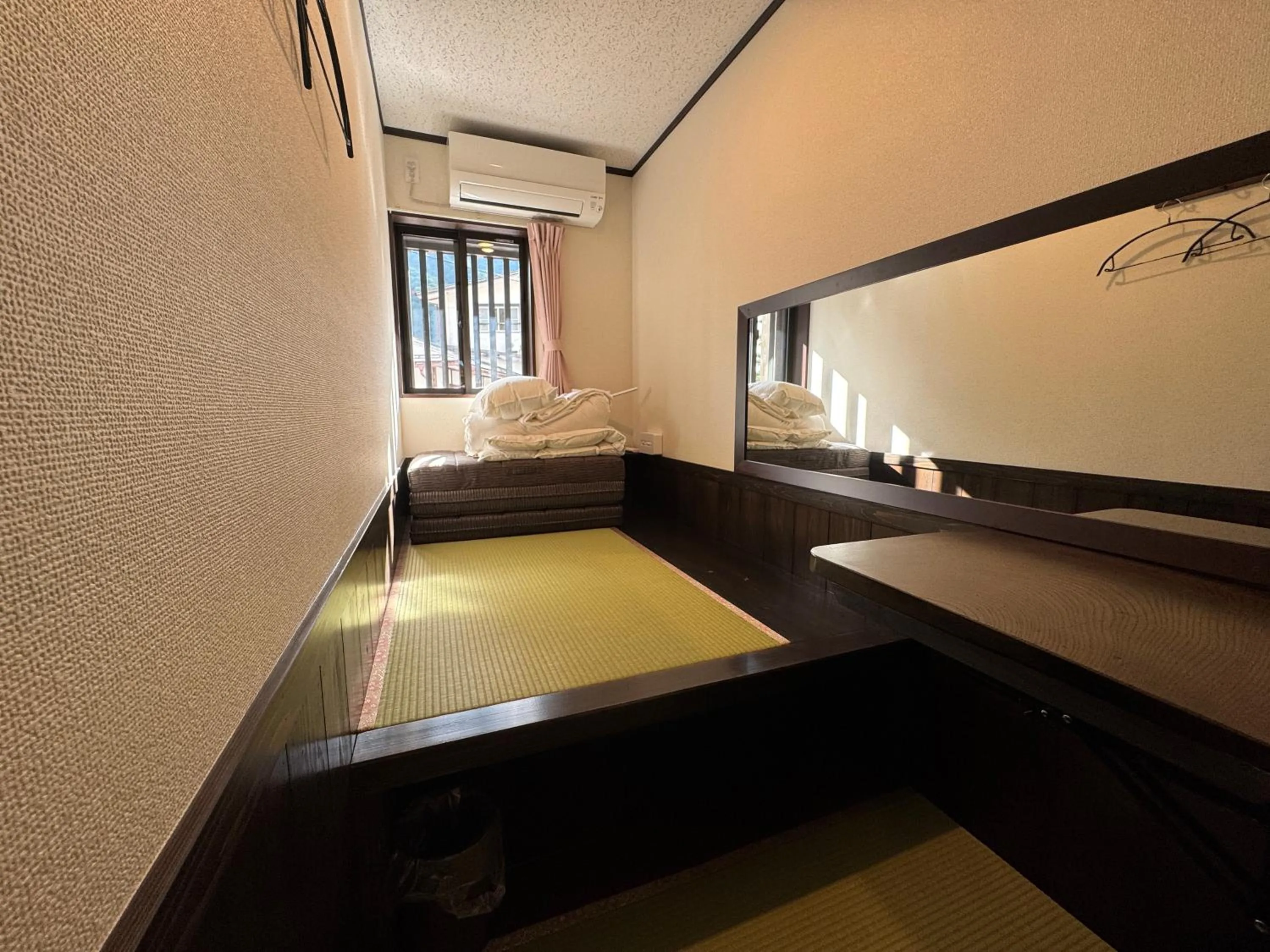 Bed in Tsuyukusa