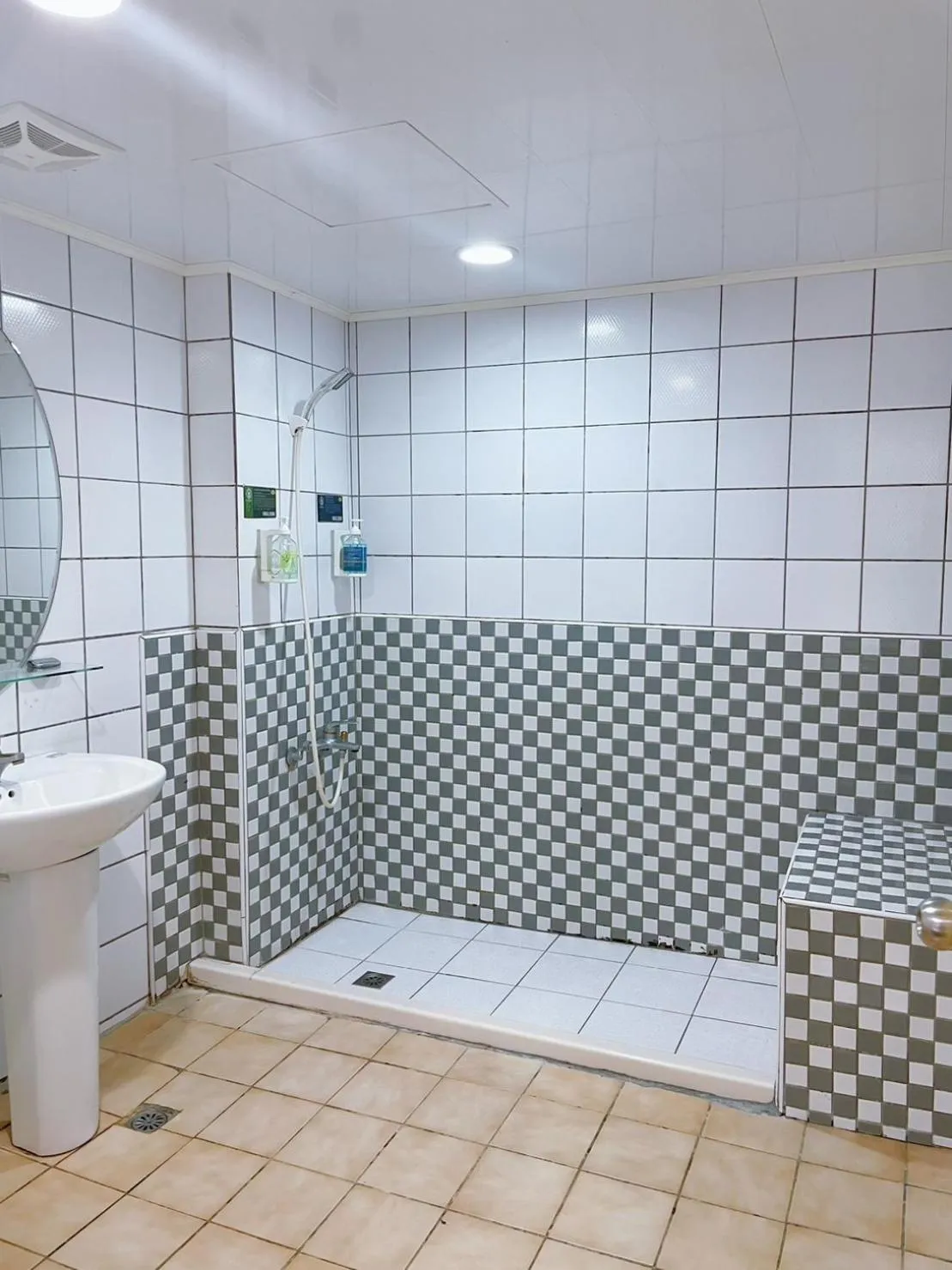 Shower in A22 Wei Lu Hotel