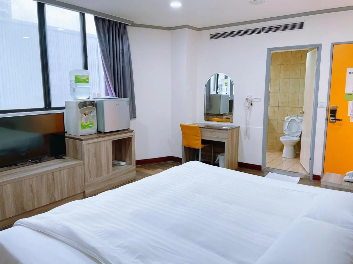 Photo of the whole room, Bed in A22 Wei Lu Hotel