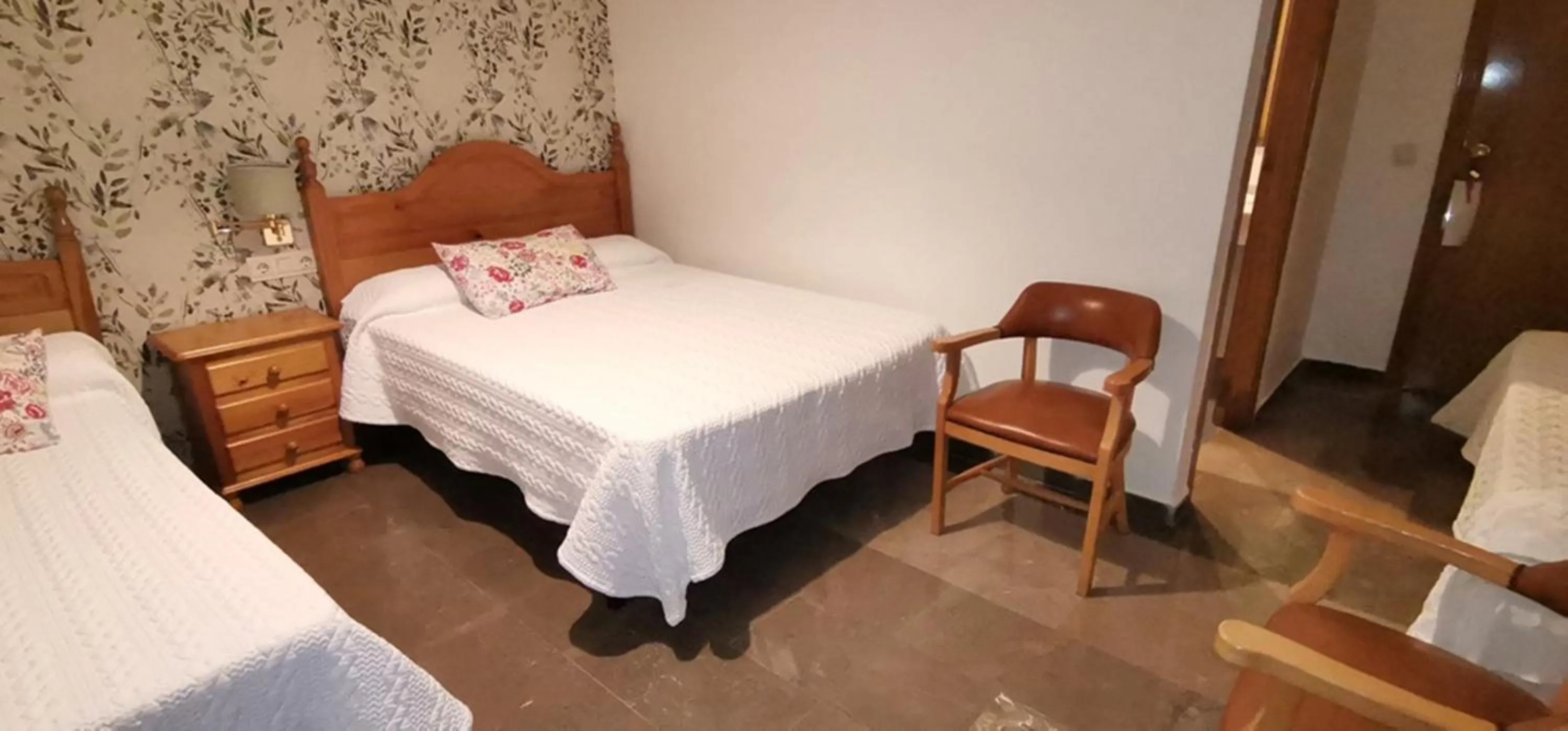 Photo of the whole room, Bed in Hotel Corona de Atarfe