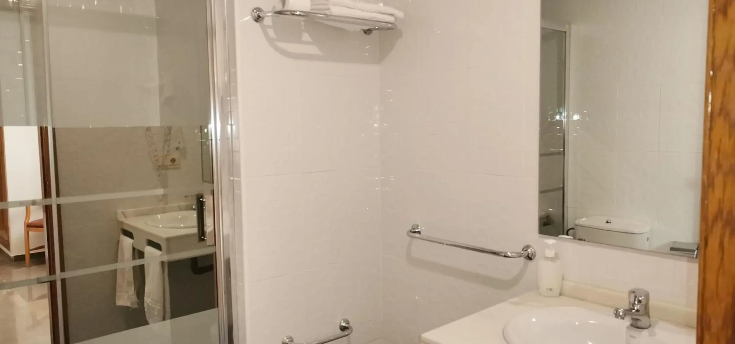 Bathroom in Hotel Corona de Atarfe Bathroom in Hotel Corona de Atarfe