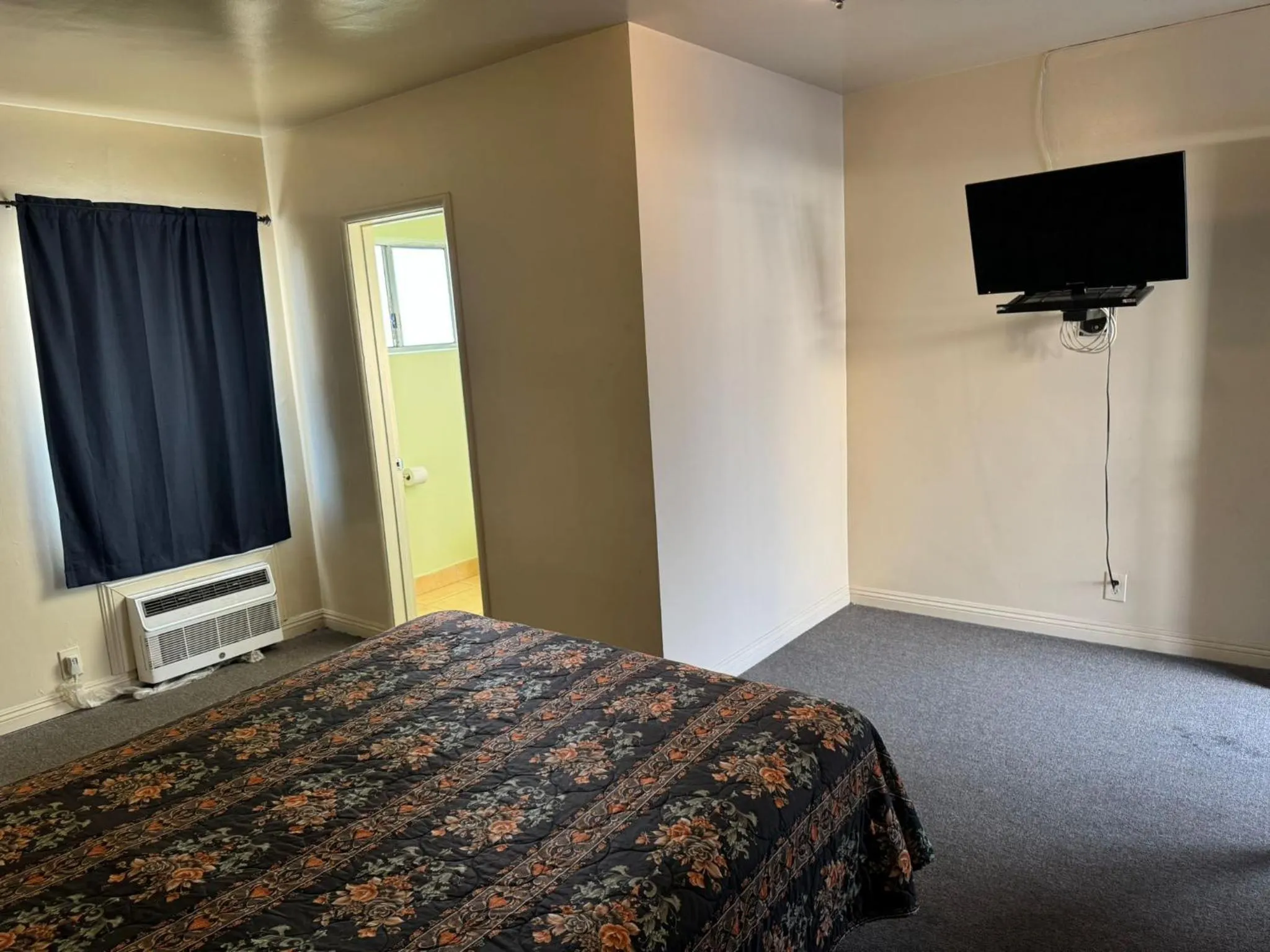 Bed in El Rancho Motel, Pasadena