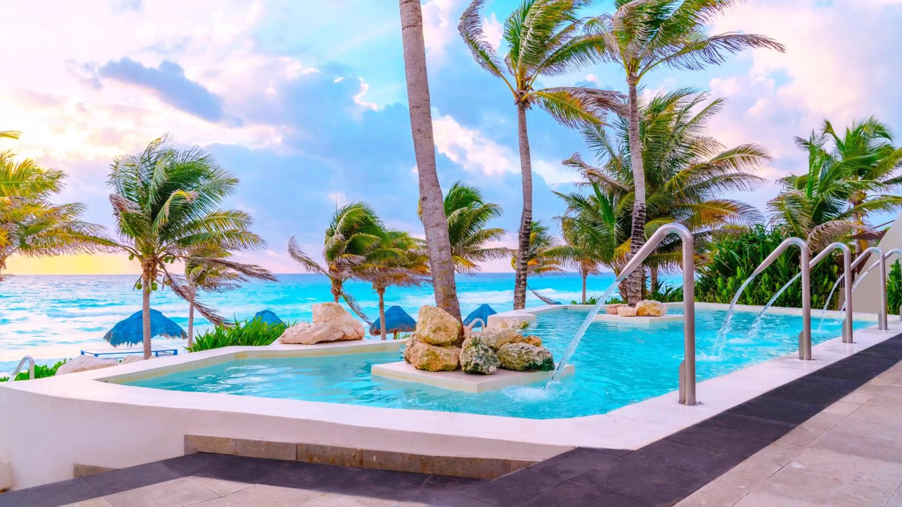 Swimming pool in The Pyramid Cancun by Oasis - All Inclusive