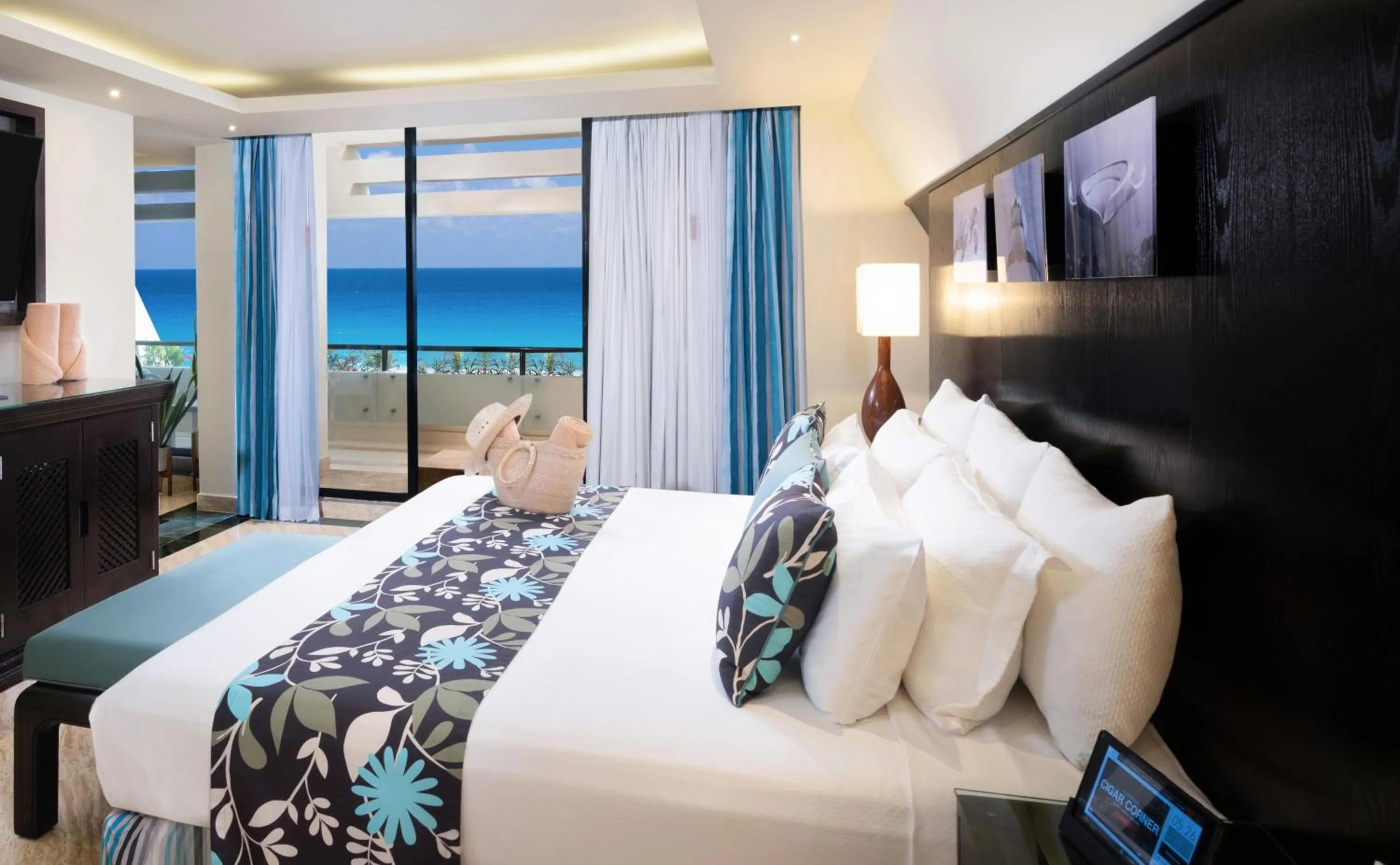 Photo of the whole room, Bed in The Pyramid Cancun by Oasis - All Inclusive