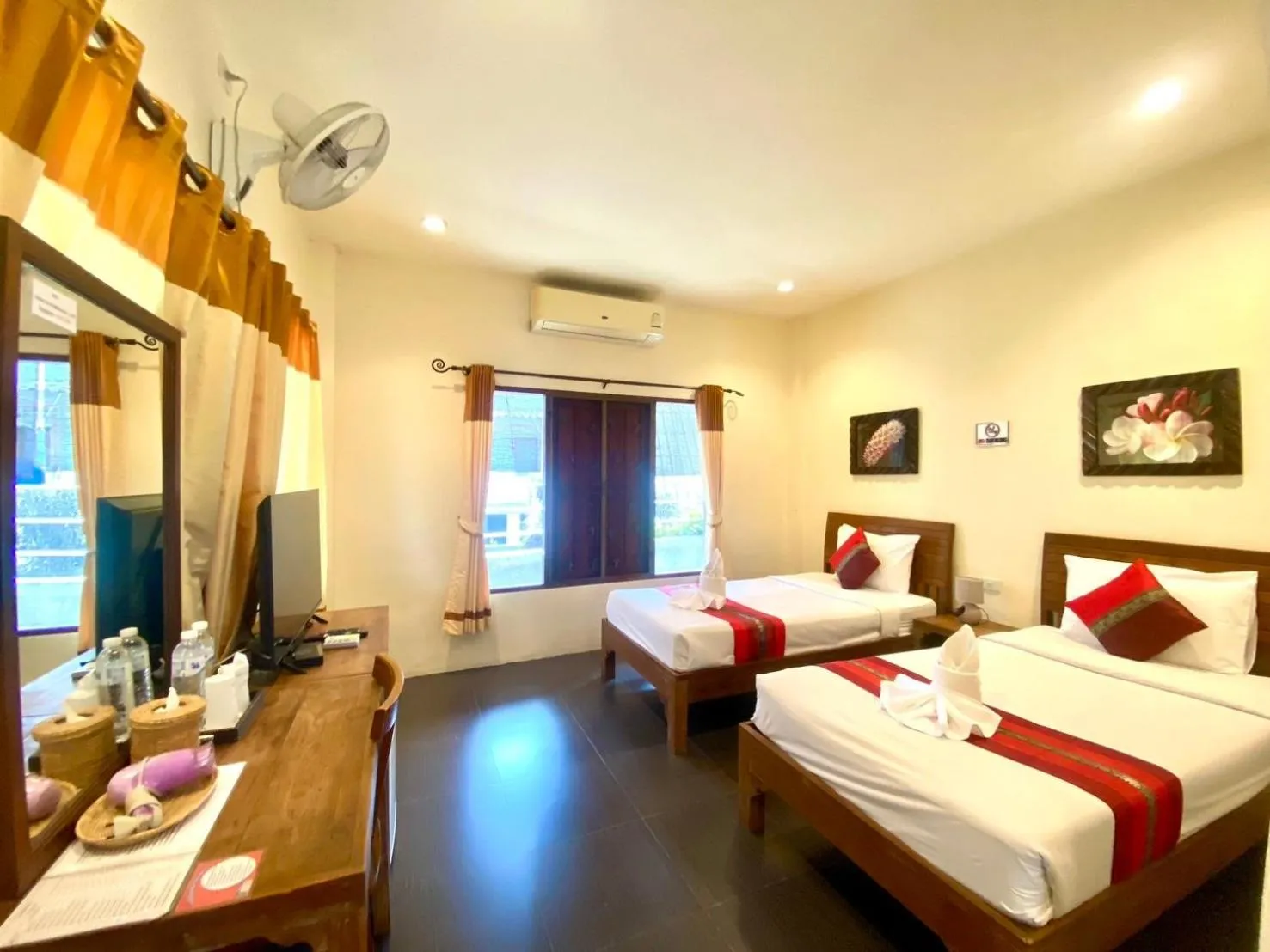 Property building, Bed in Home Inn Pai Garden