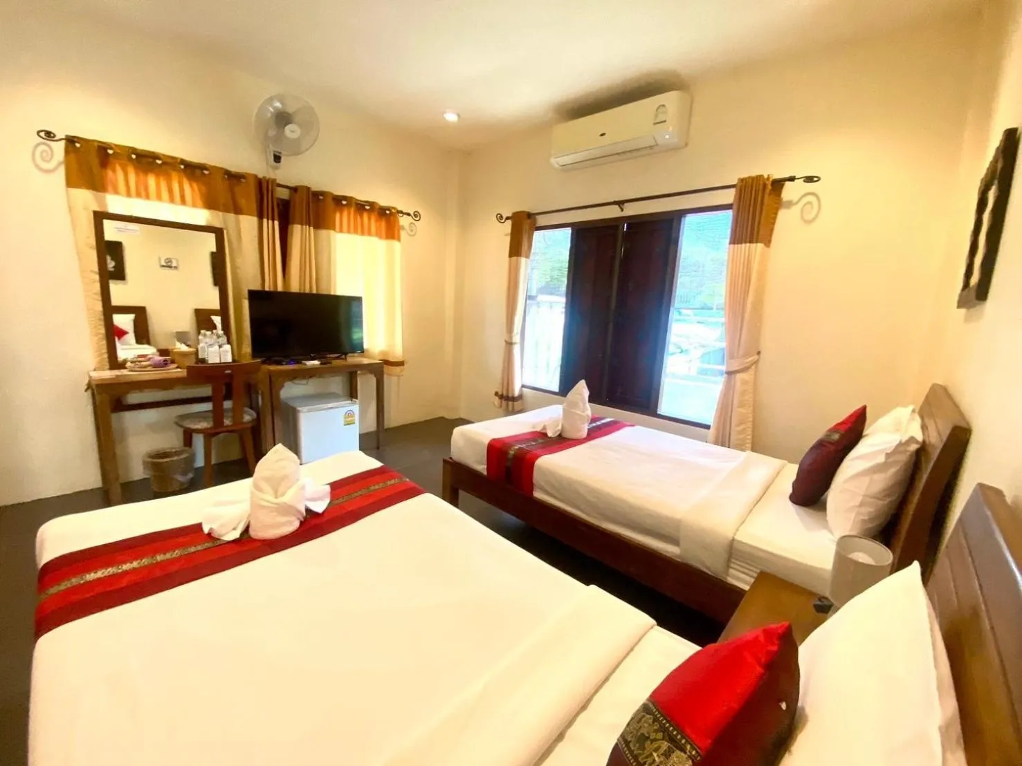 Property building, Bed in Home Inn Pai Garden