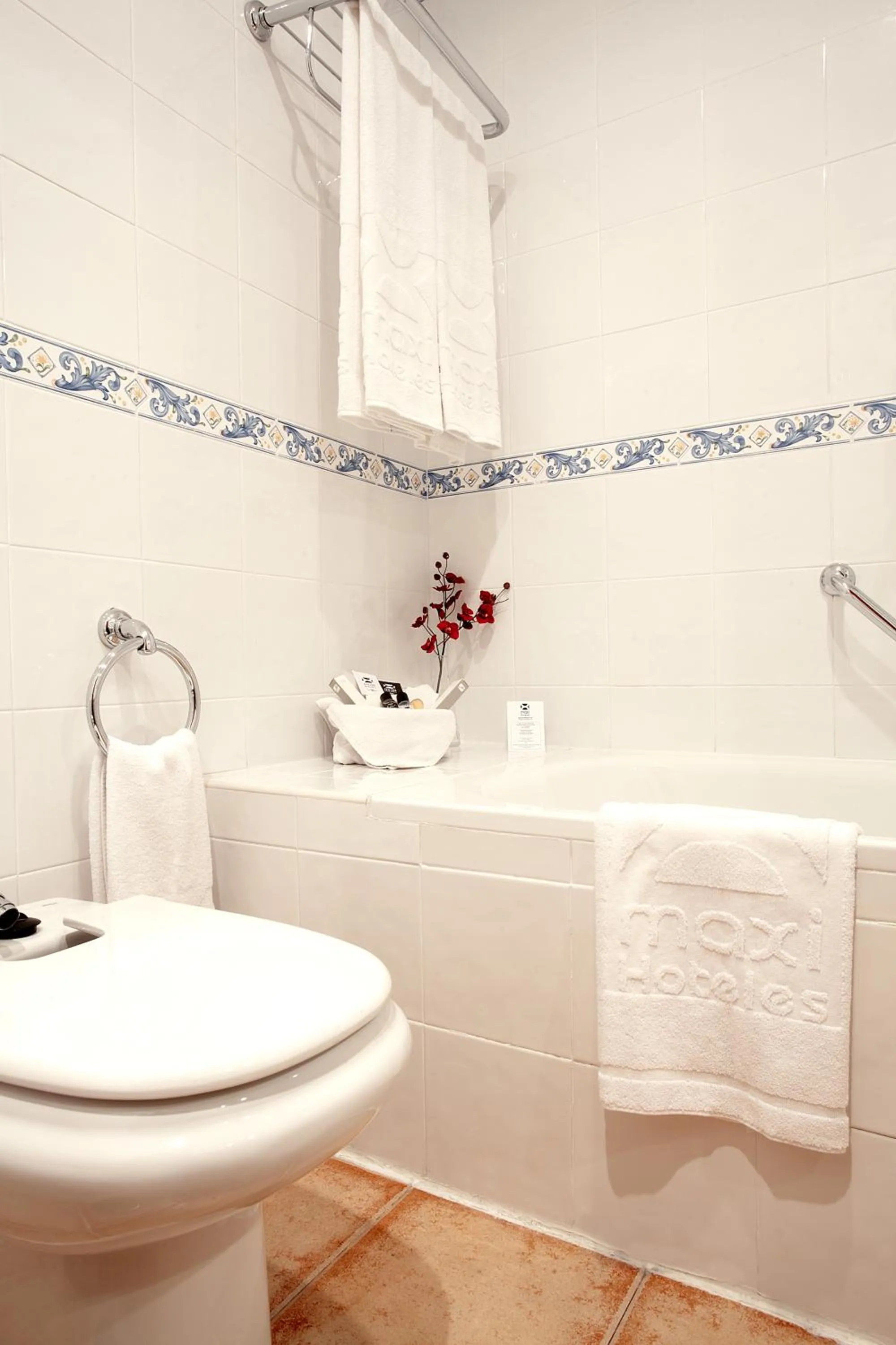 Bathroom in Princesa Galiana by Maxi Hoteles