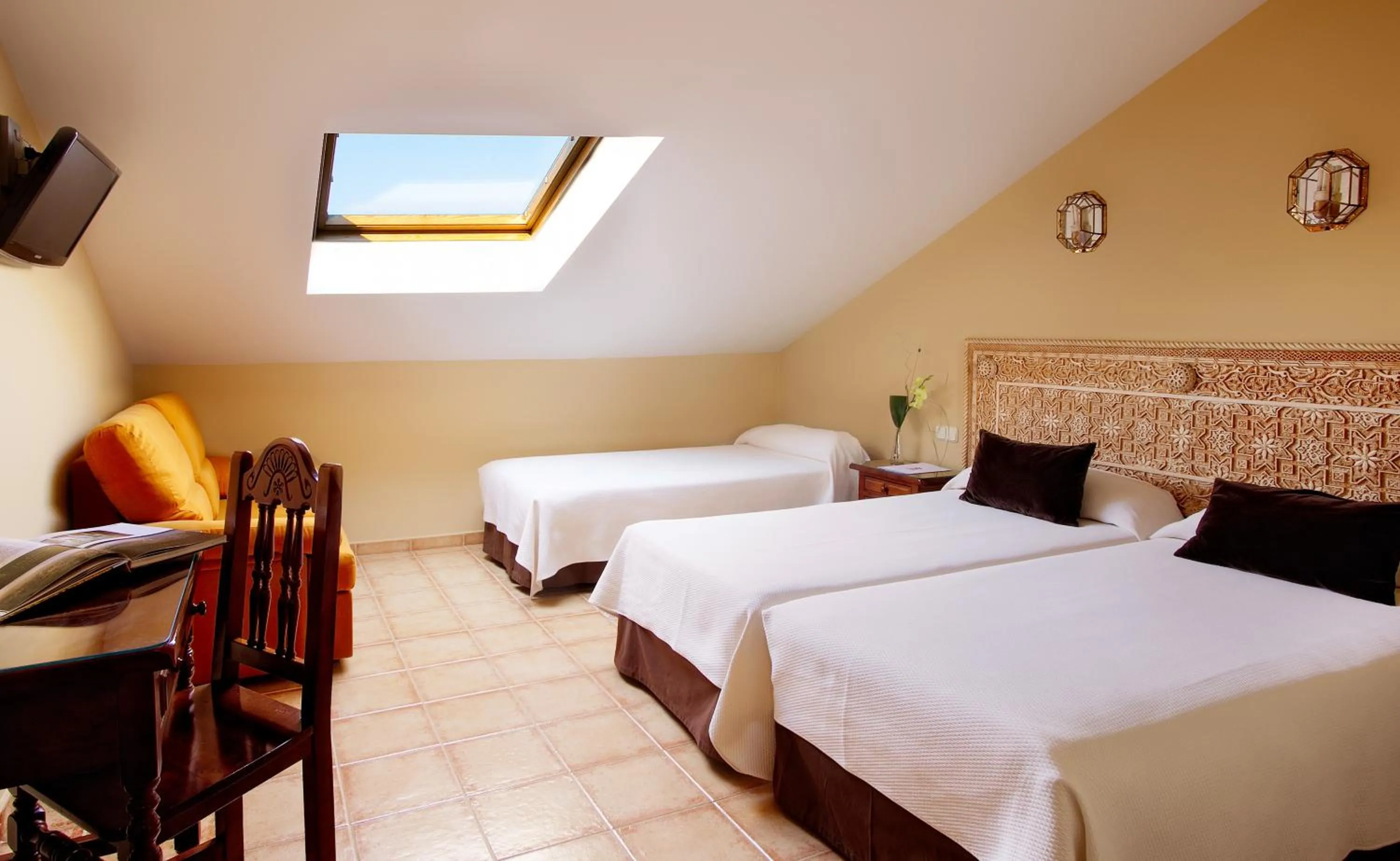 Photo of the whole room, Bed in Princesa Galiana by Maxi Hoteles