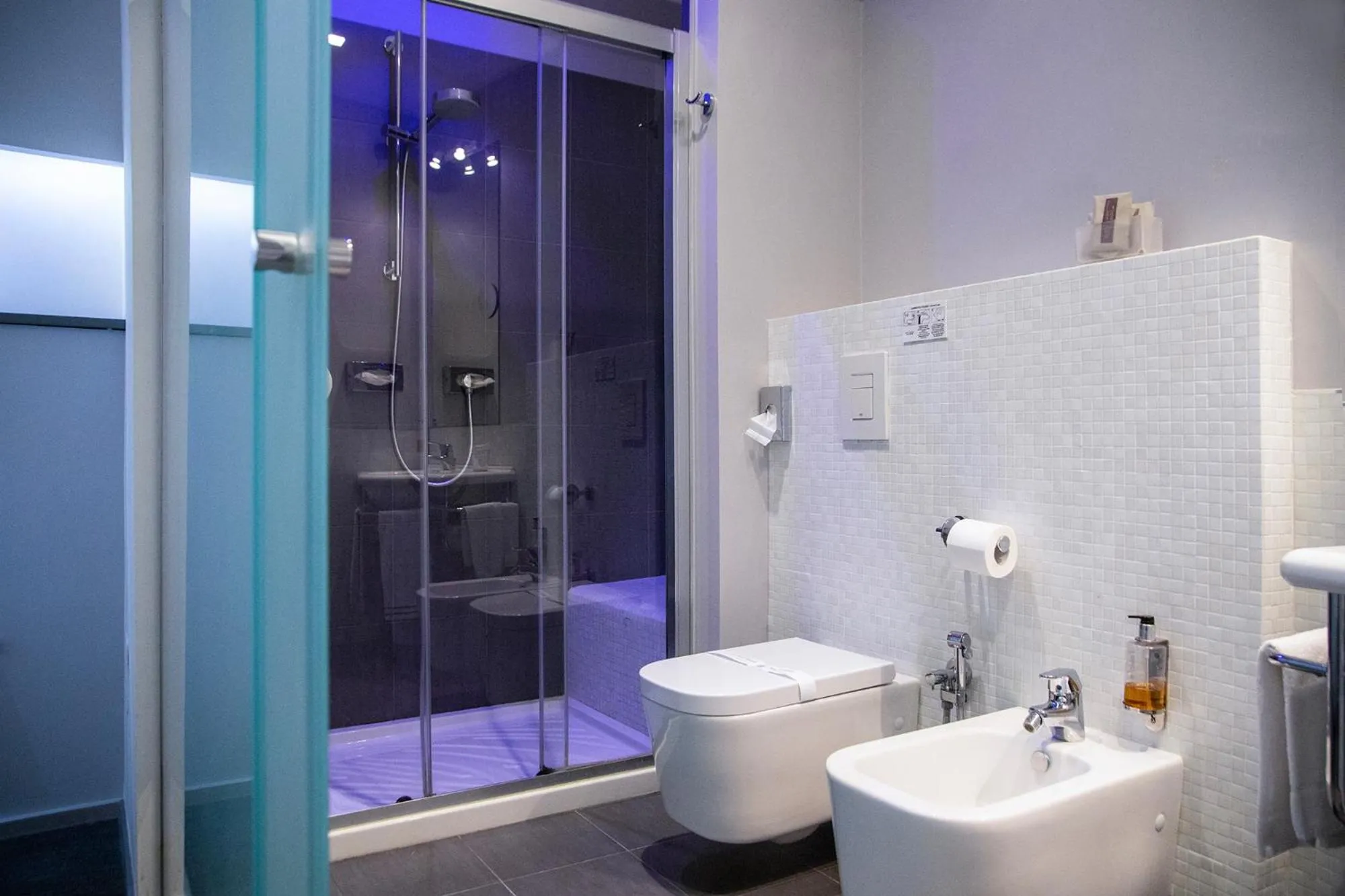 Shower in Executive Inn Boutique Hotel