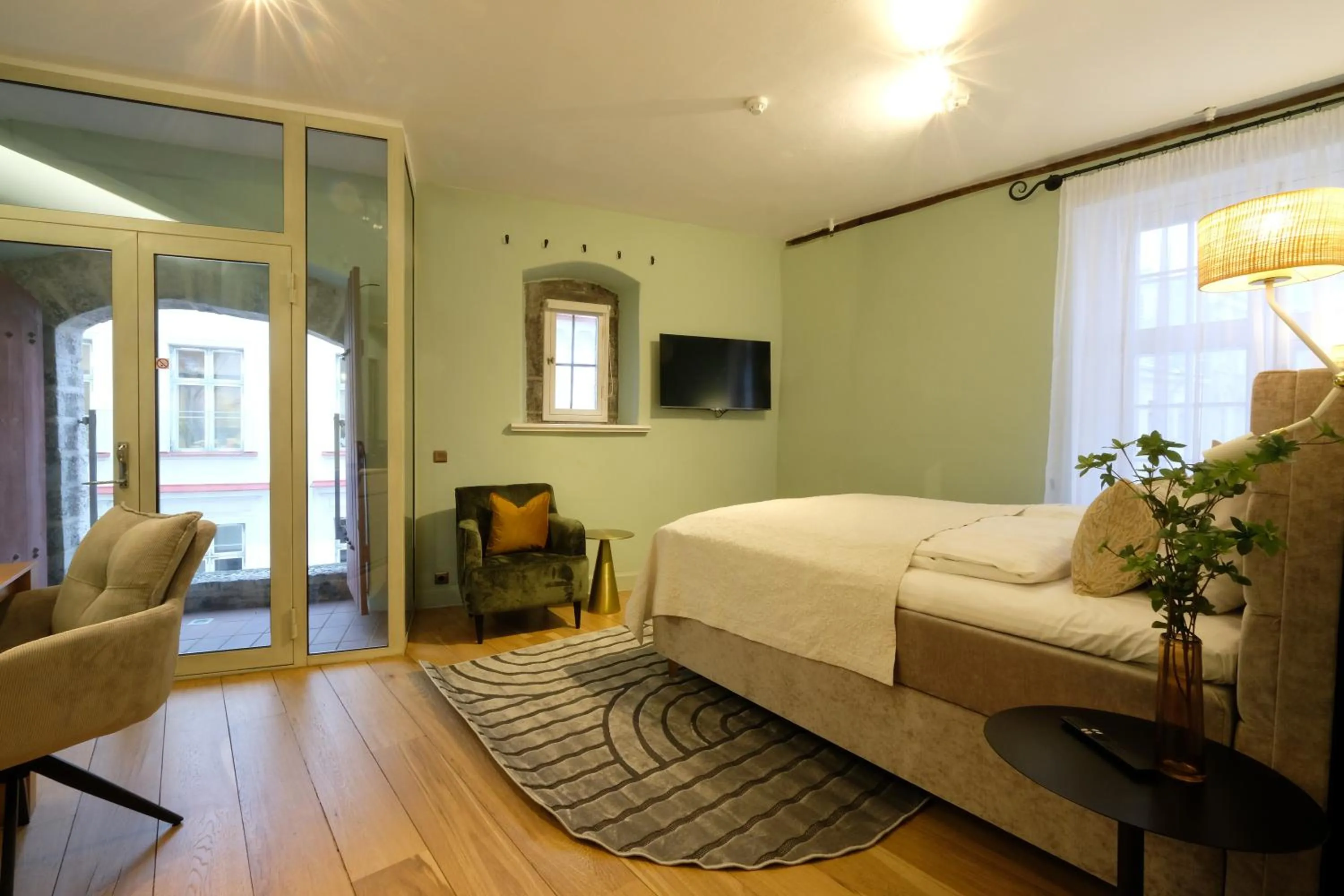 Photo of the whole room, Bed in The Three Sisters Hotel