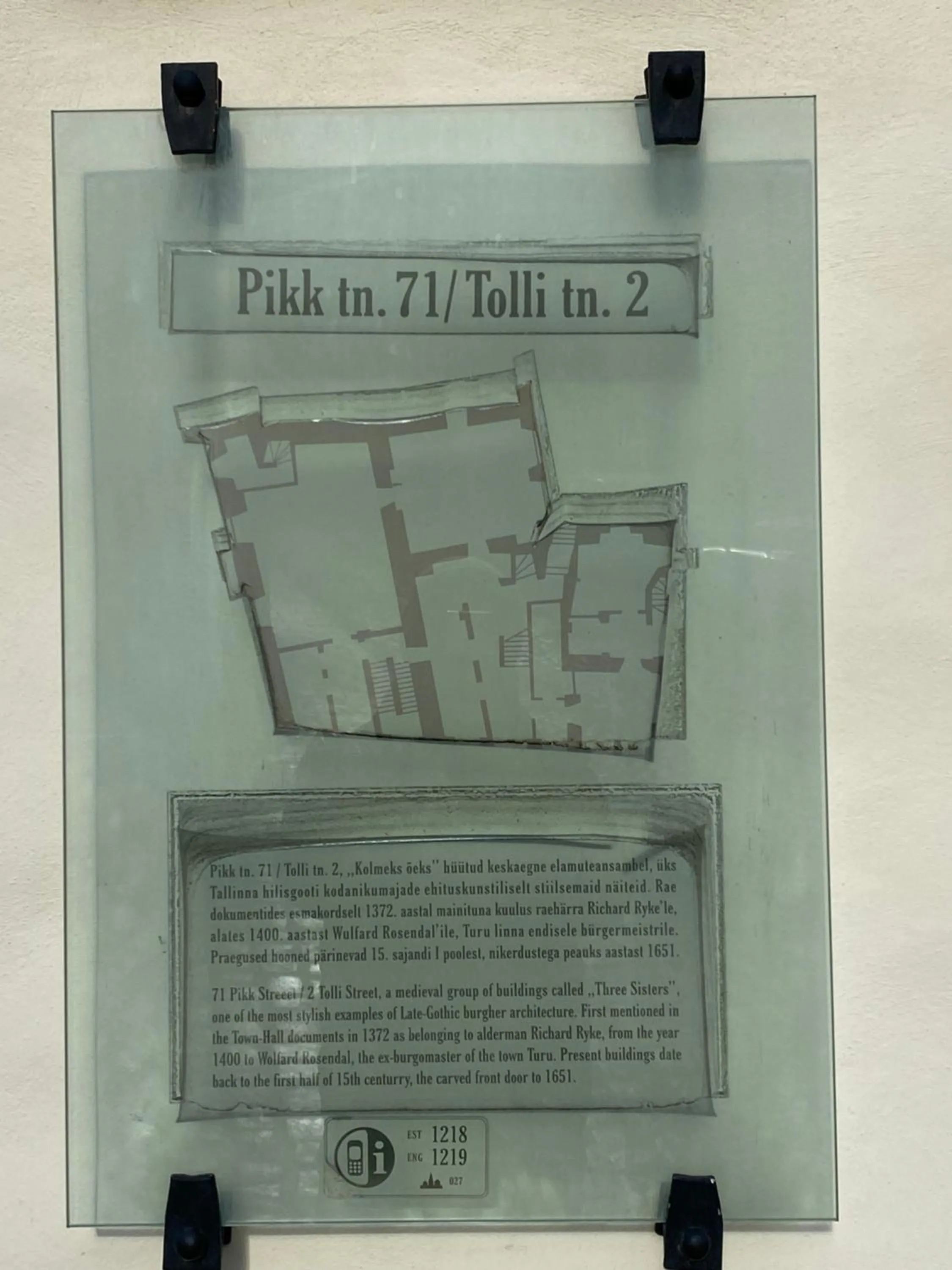 Text overlay in The Three Sisters Hotel