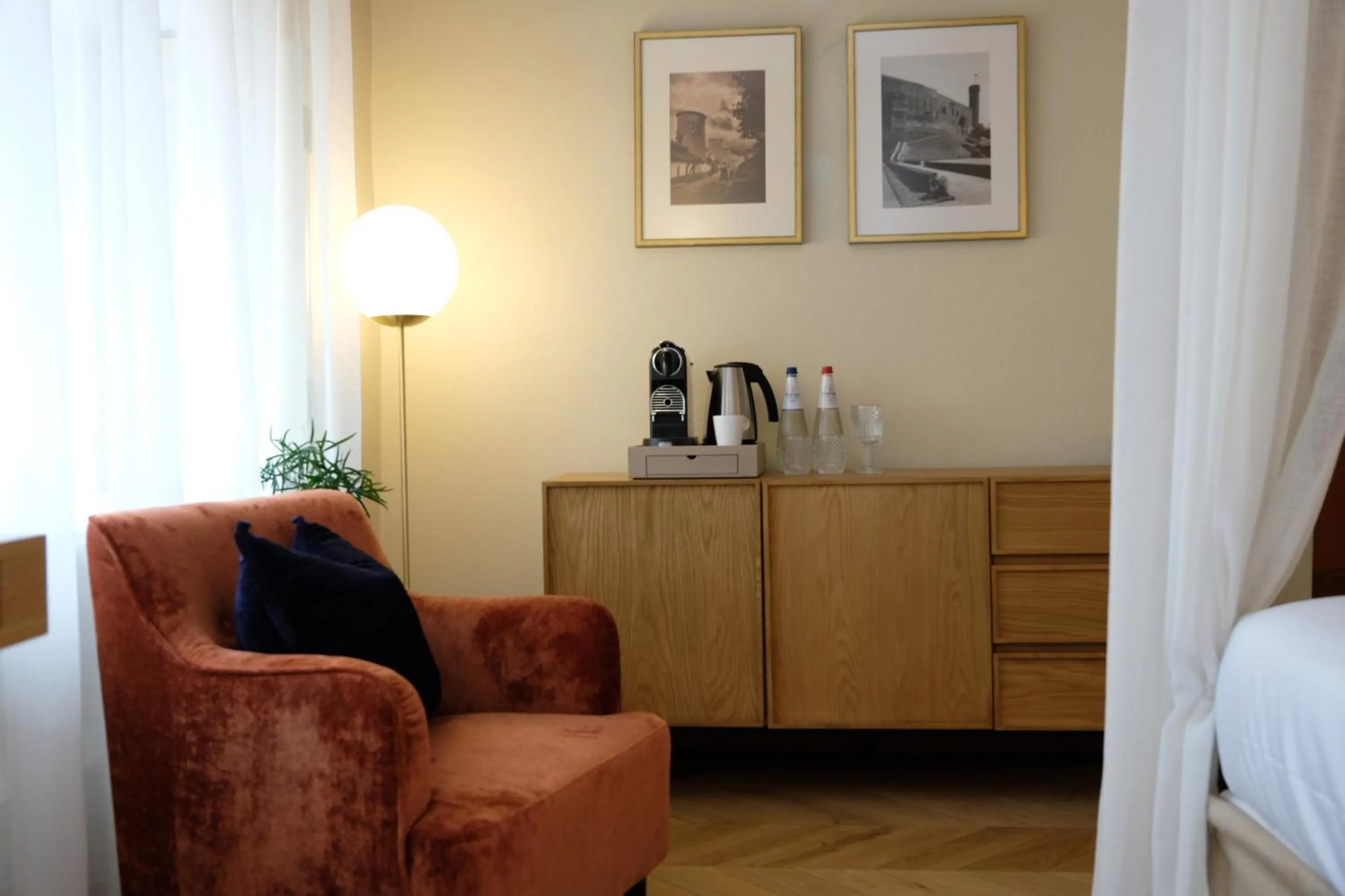 Seating area, Bed in The Three Sisters Hotel