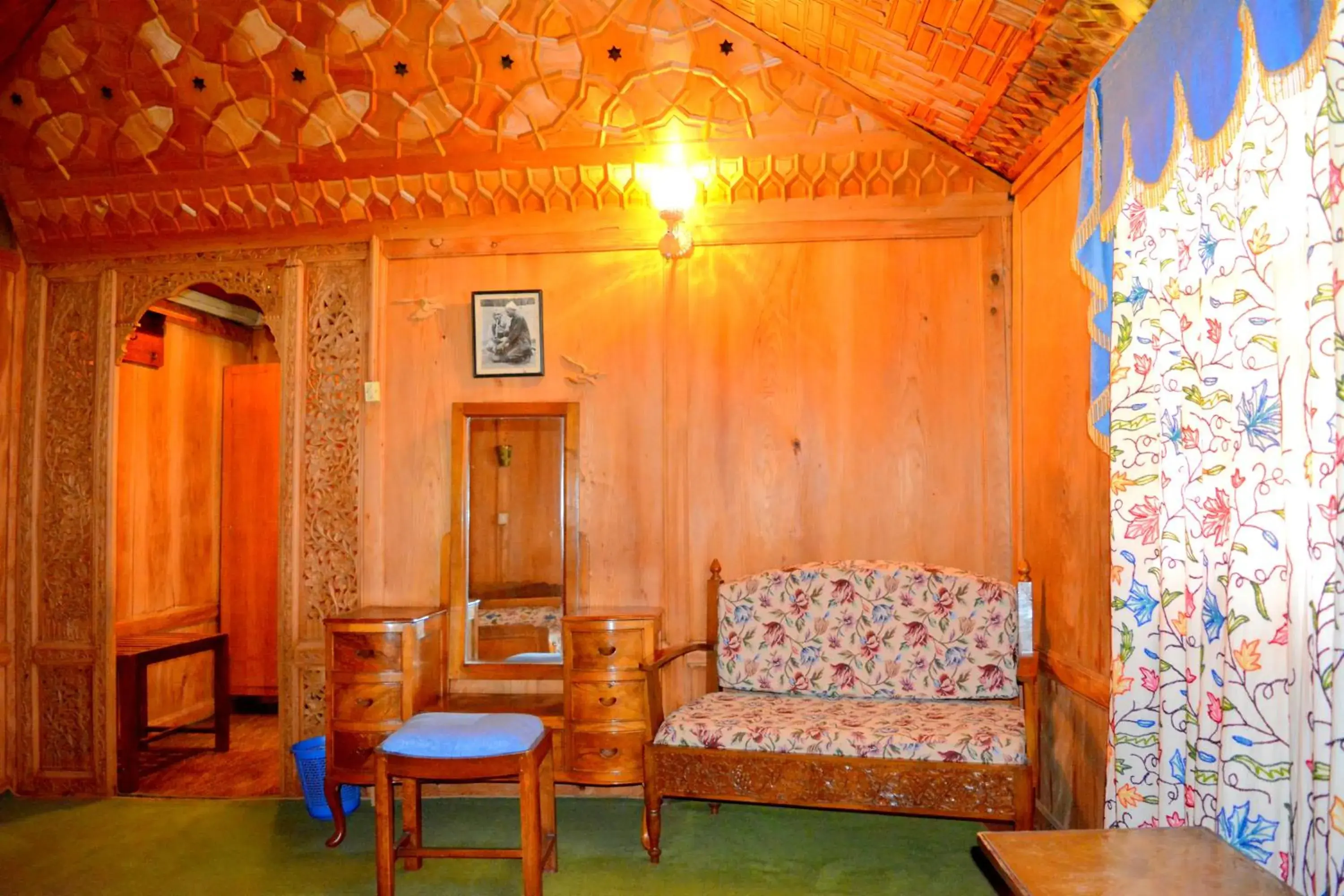 Photo of the whole room in Kings Houseboats Photo of the whole room in Kings Houseboats