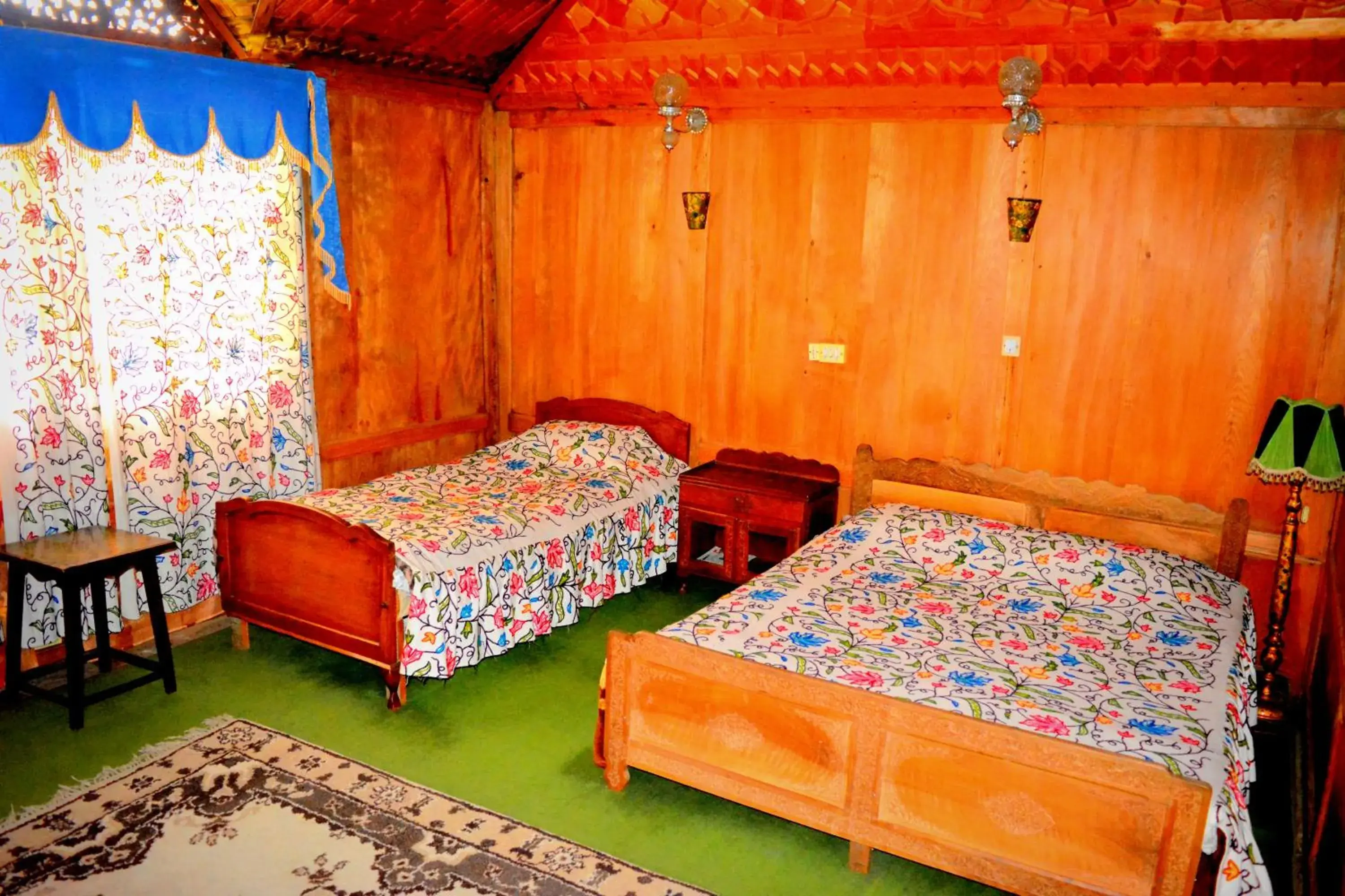 Photo of the whole room, Bed in Kings Houseboats Photo of the whole room, Bed in Kings Houseboats