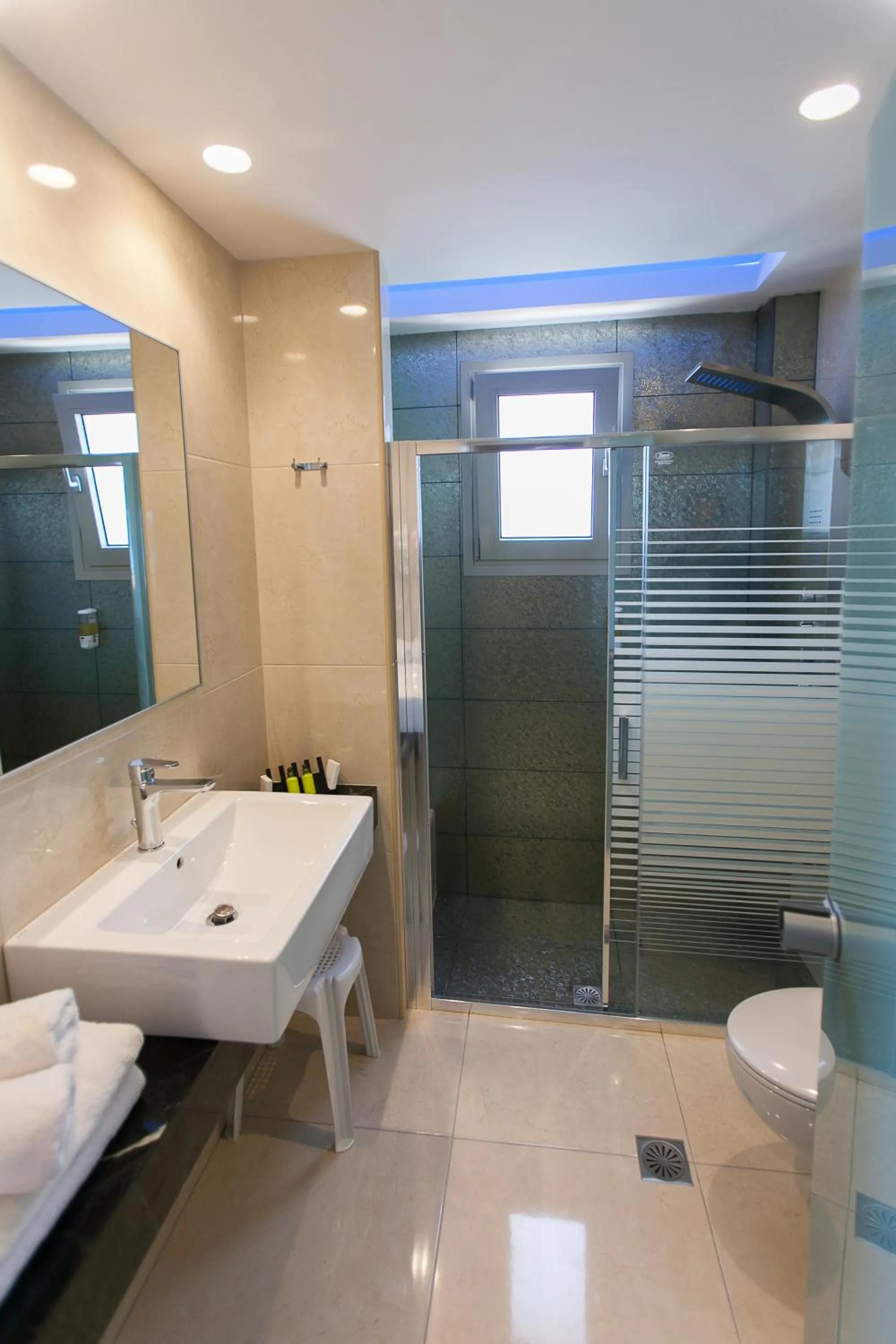 Shower in Paradise Lost Hotel-Apartments