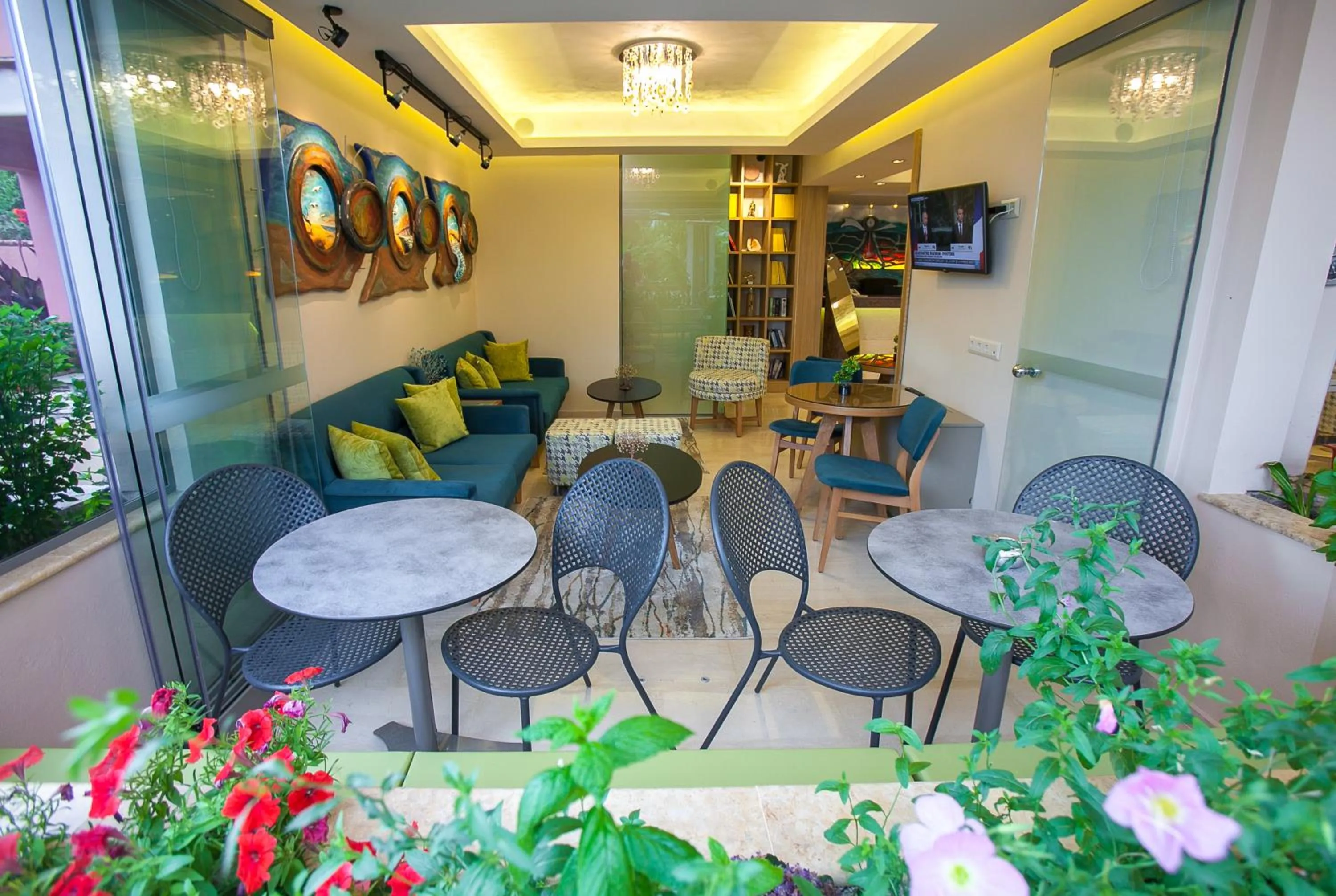 Communal lounge/ TV room in Paradise Lost Hotel-Apartments