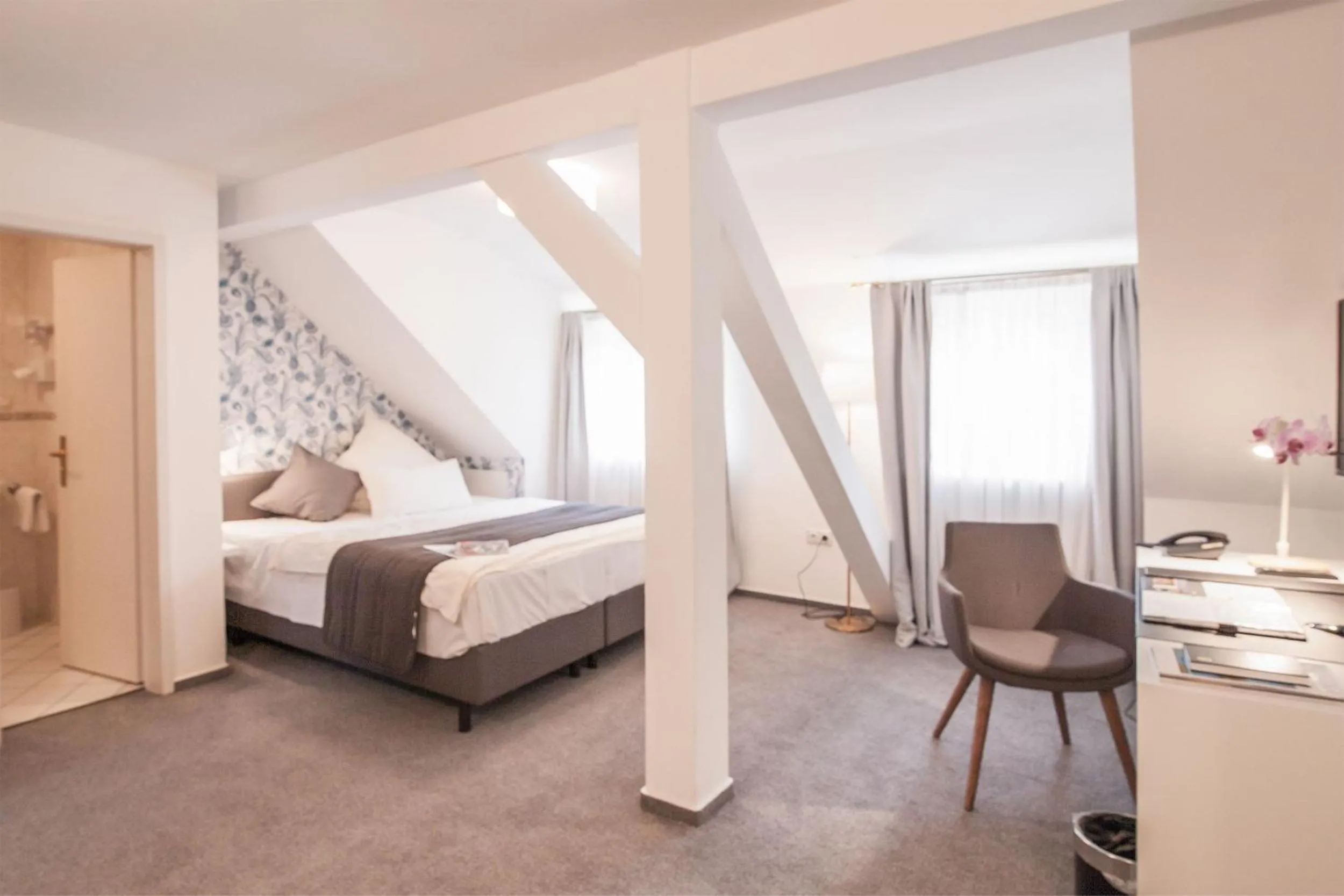 Photo of the whole room, Bed in Hofgut Dippelshof Hotel- und Restaurant KG