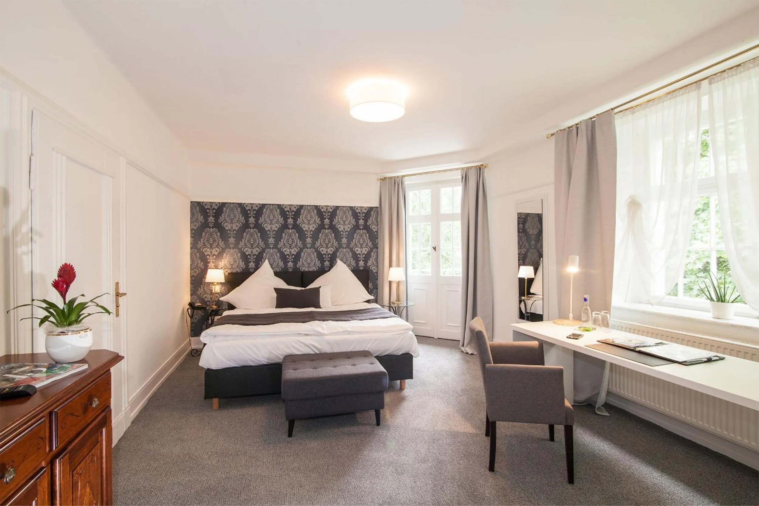 Photo of the whole room, Bed in Hofgut Dippelshof Hotel- und Restaurant KG
