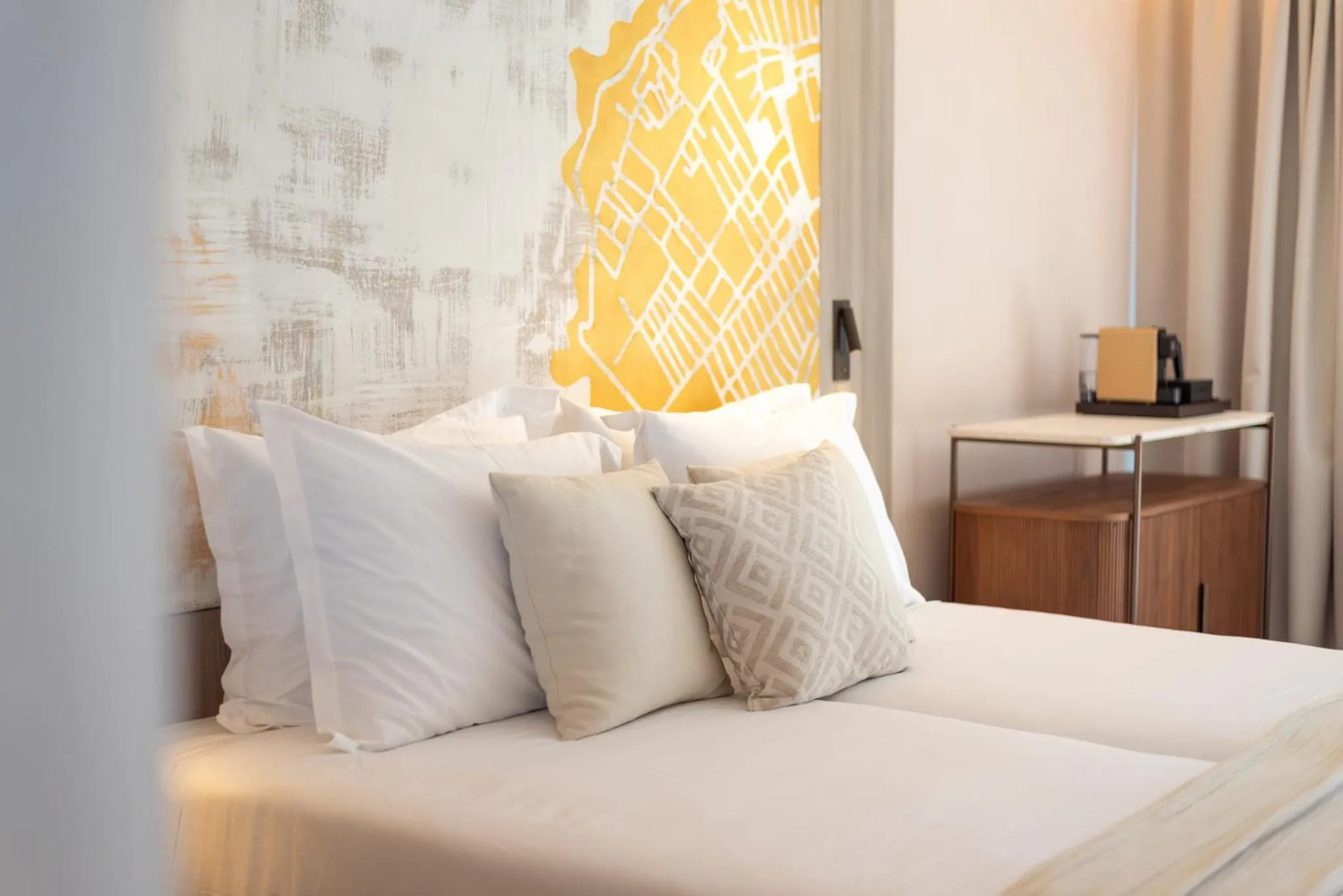 Bed in Hotel Sumratin