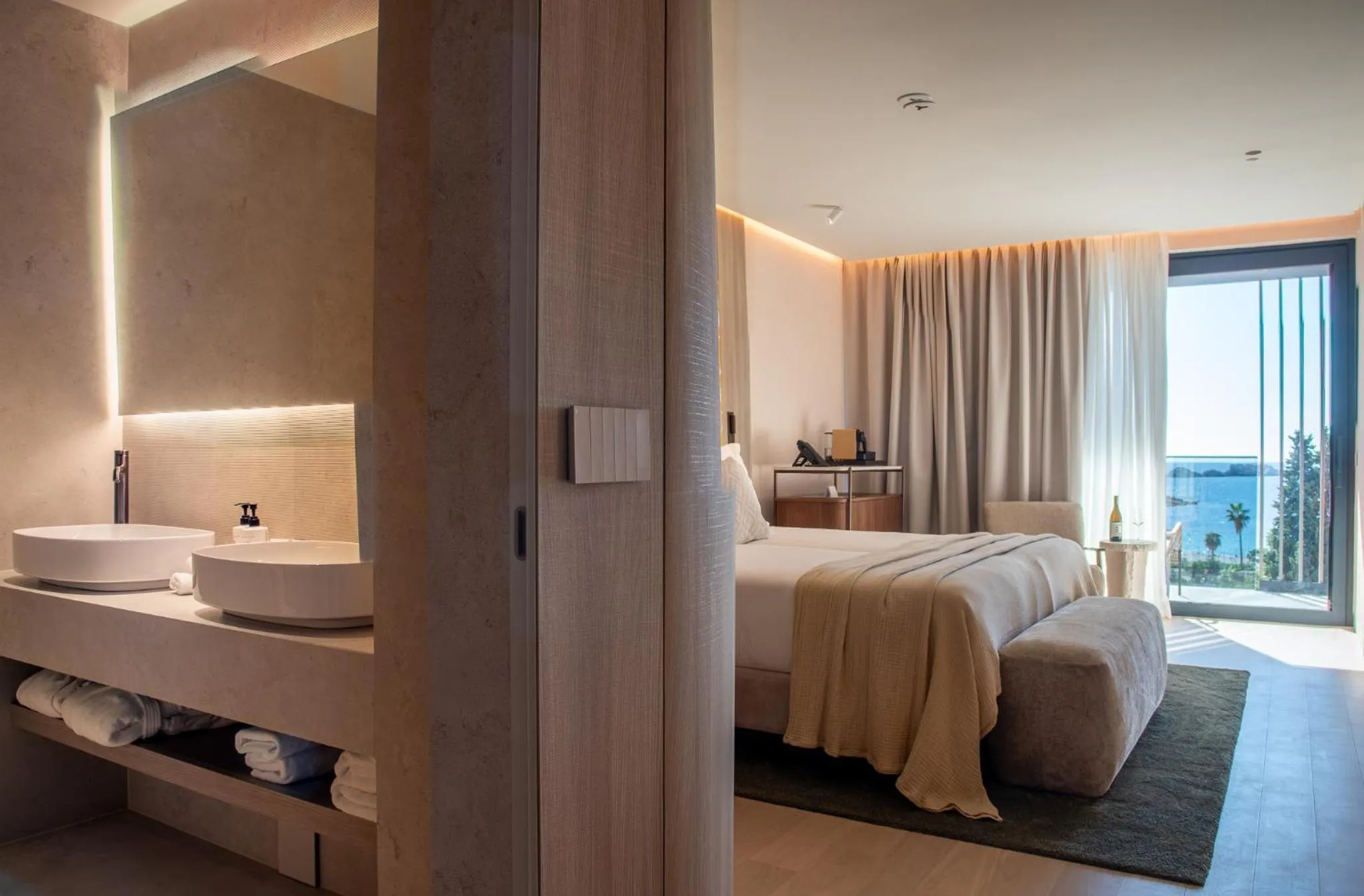 Bed in Hotel Sumratin