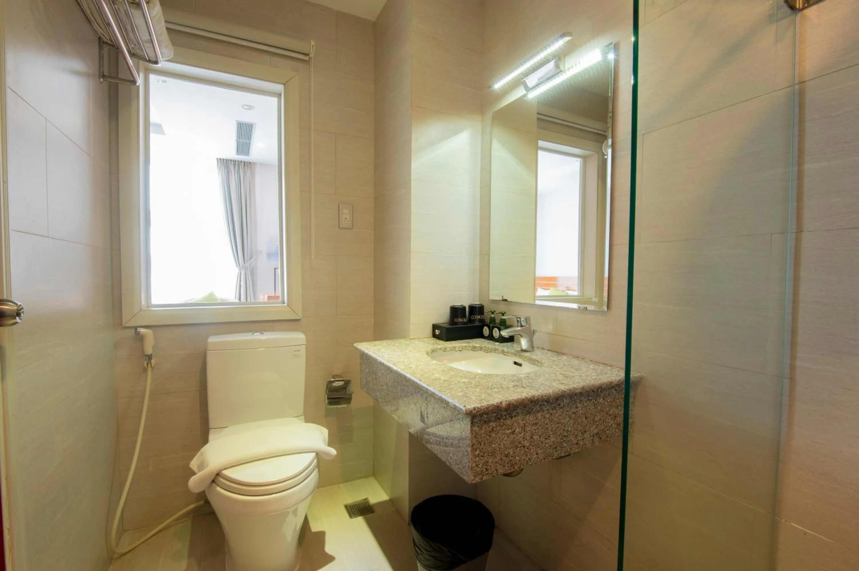 Toilet in Richico Apartments And Hotel