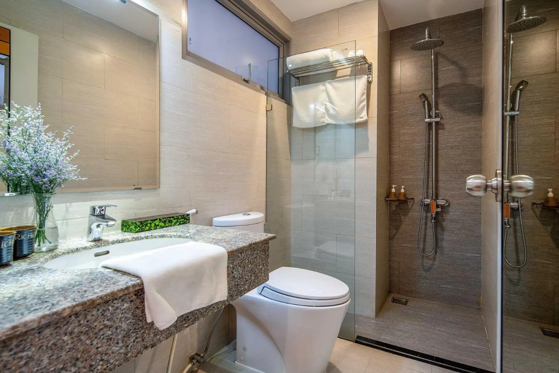 Toilet in Richico Apartments And Hotel