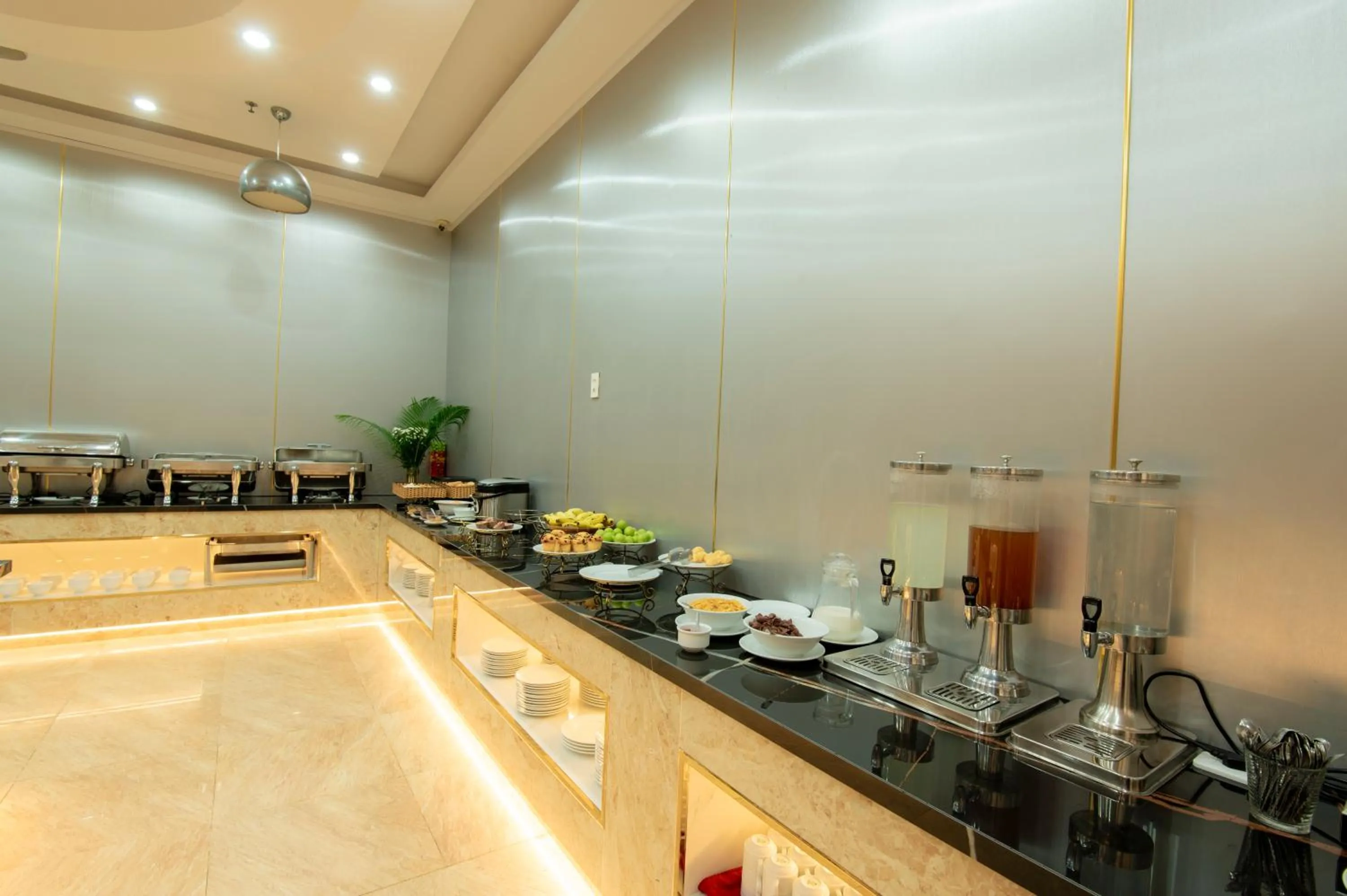 Restaurant/places to eat in Richico Apartments And Hotel