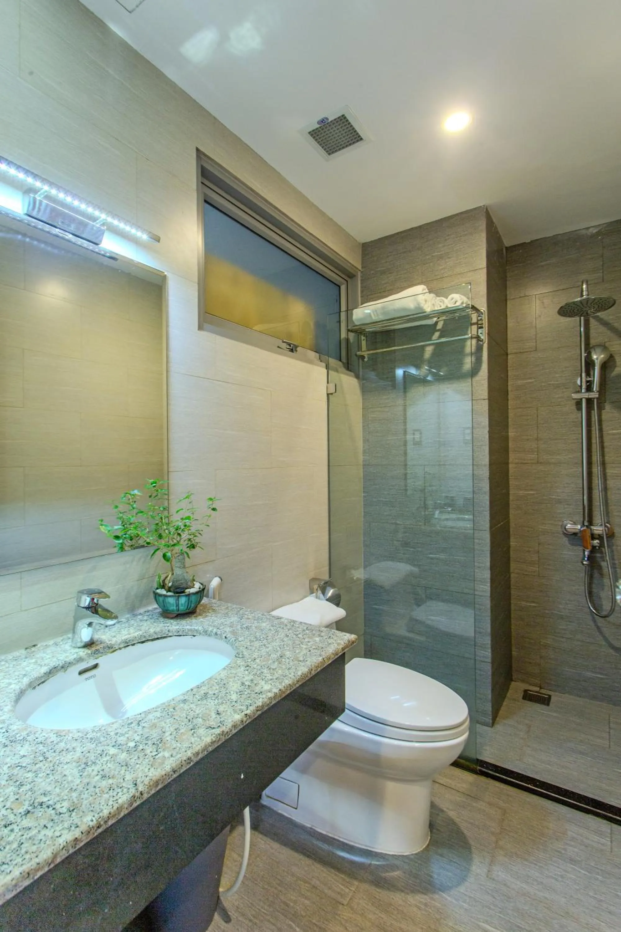 Shower in Richico Apartments And Hotel