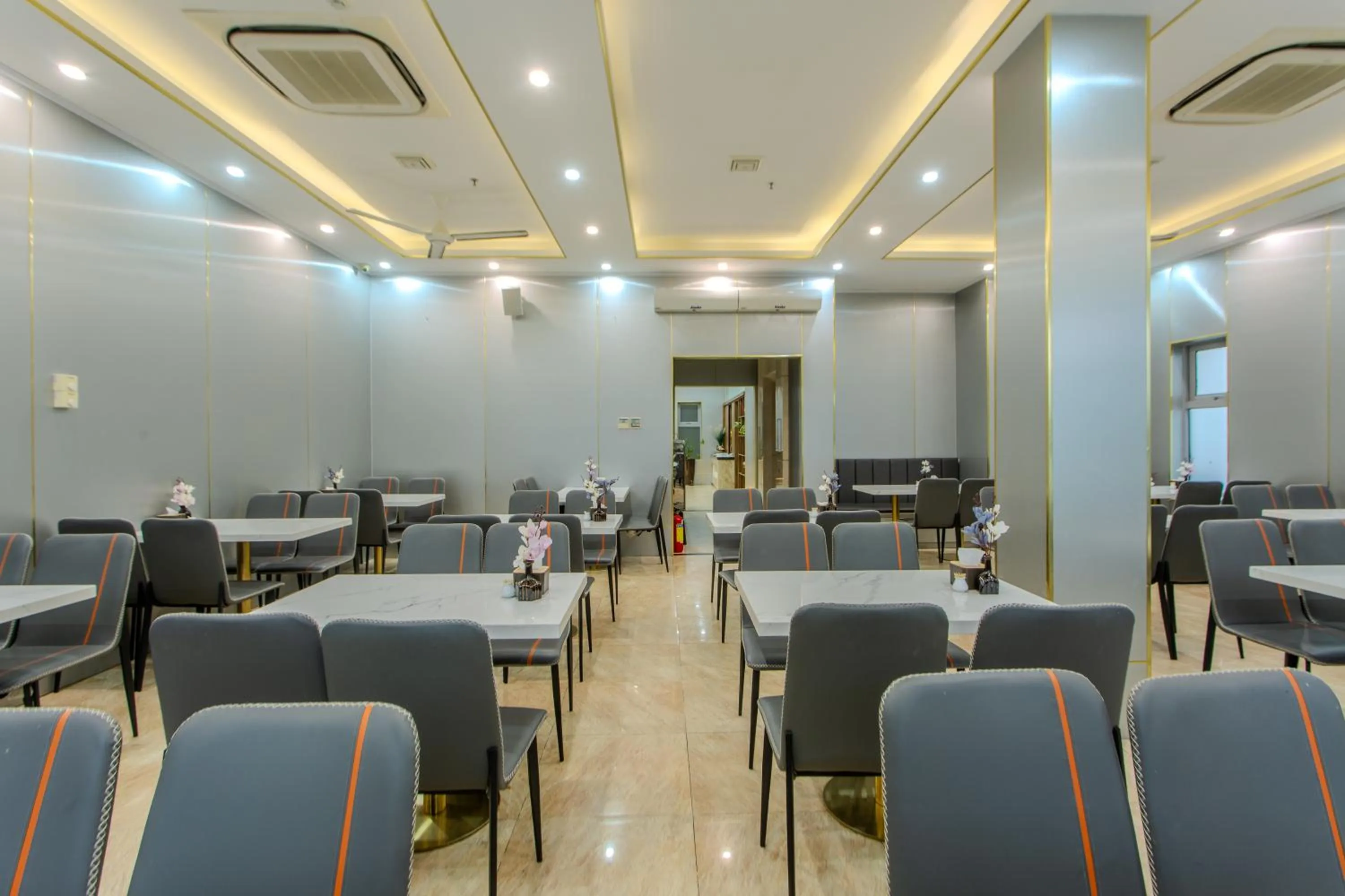 Restaurant/places to eat in Richico Apartments And Hotel