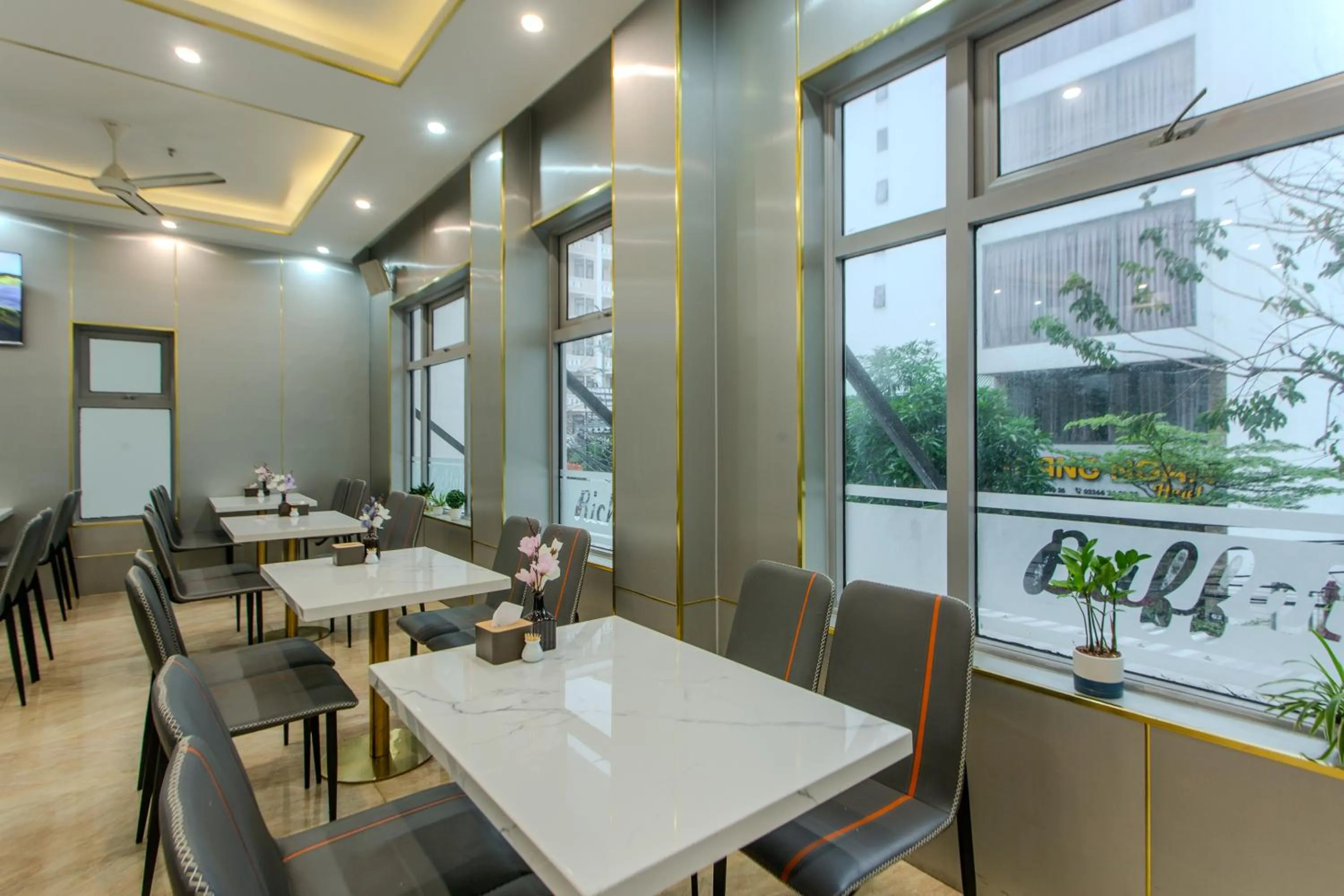 Restaurant/places to eat in Richico Apartments And Hotel