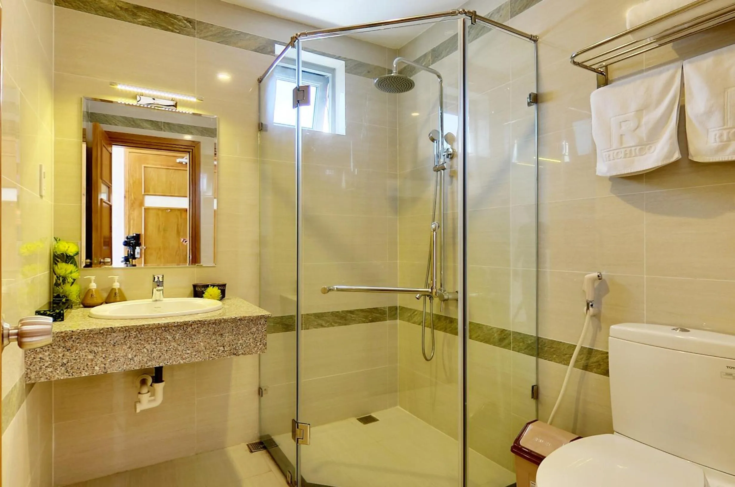 Toilet in Richico Apartments And Hotel