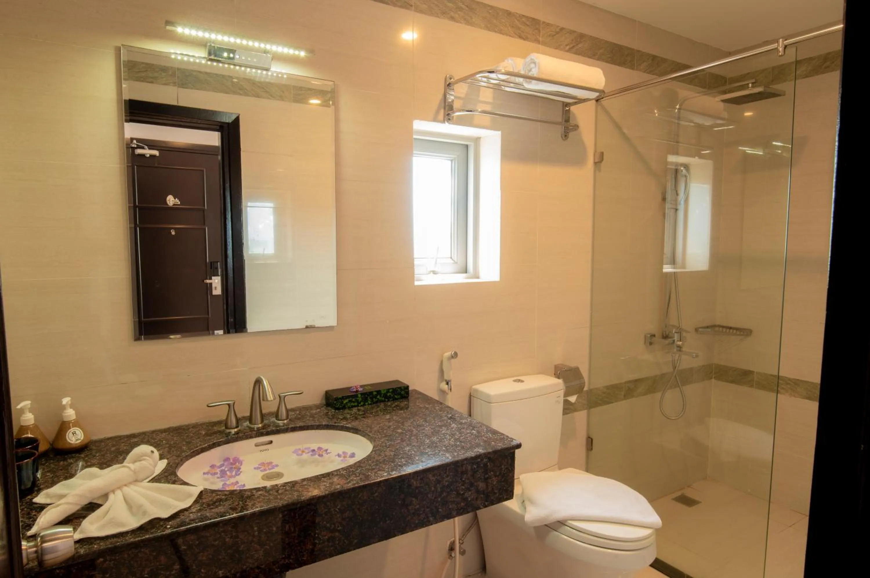 Toilet in Richico Apartments And Hotel