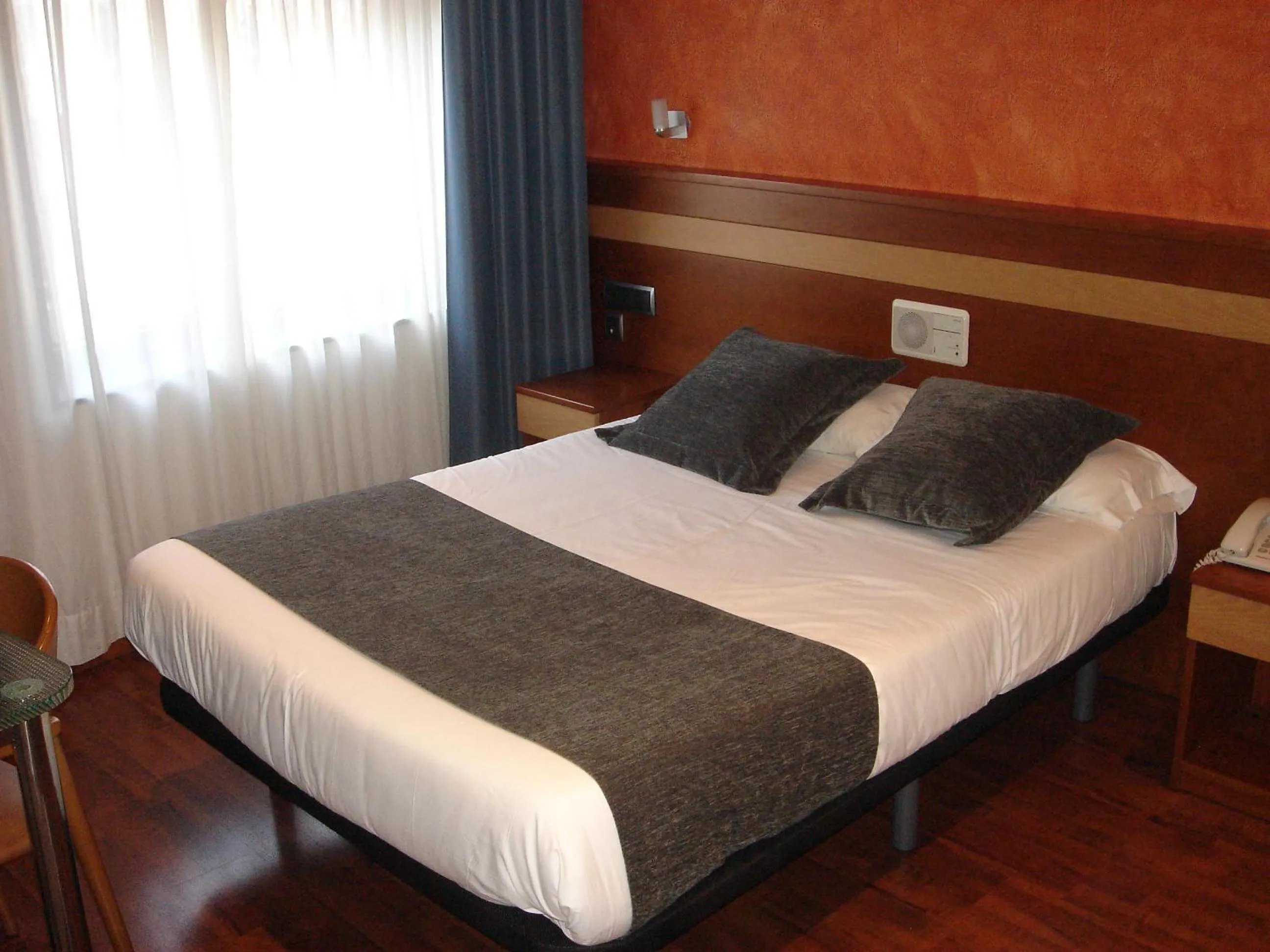 Photo of the whole room in Hotel Iris