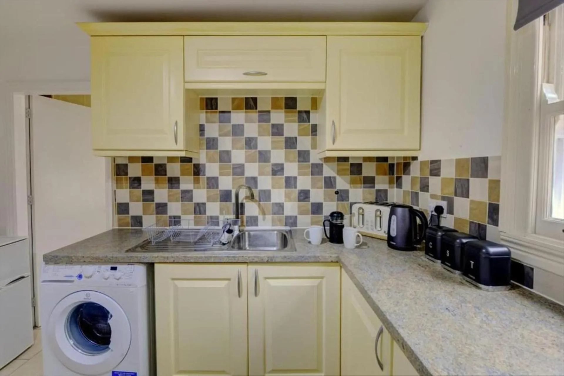 Kitchen or kitchenette in 2 Bed Flat - Sleeps 5 - Pets - Parking - Wifi