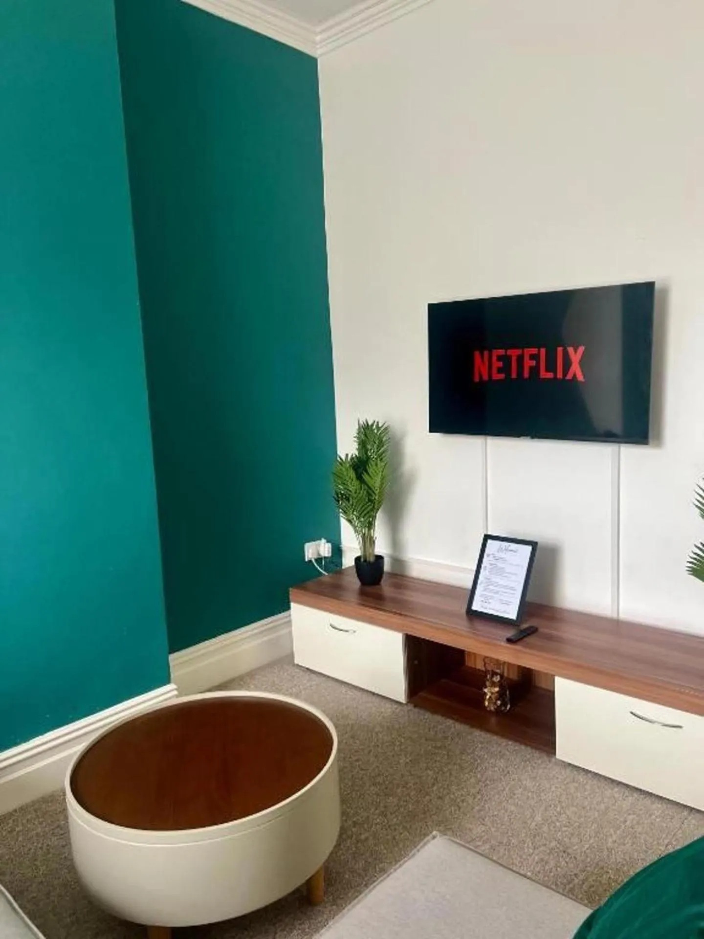 TV and multimedia, Bed in 2 Bed Flat - Sleeps 5 - Pets - Parking - Wifi