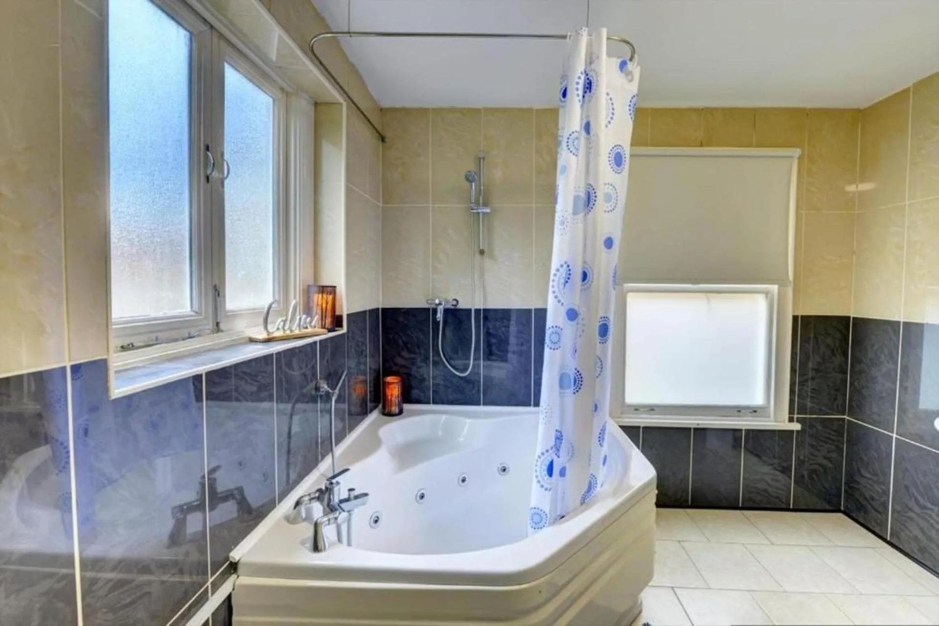 Shower in 2 Bed Flat - Sleeps 5 - Pets - Parking - Wifi