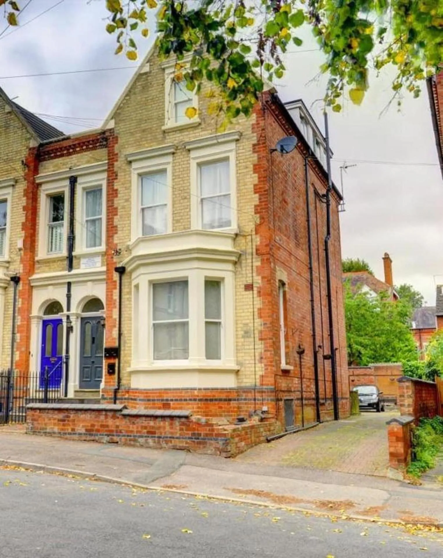 Property building in 2 Bed Flat - Sleeps 5 - Pets - Parking - Wifi