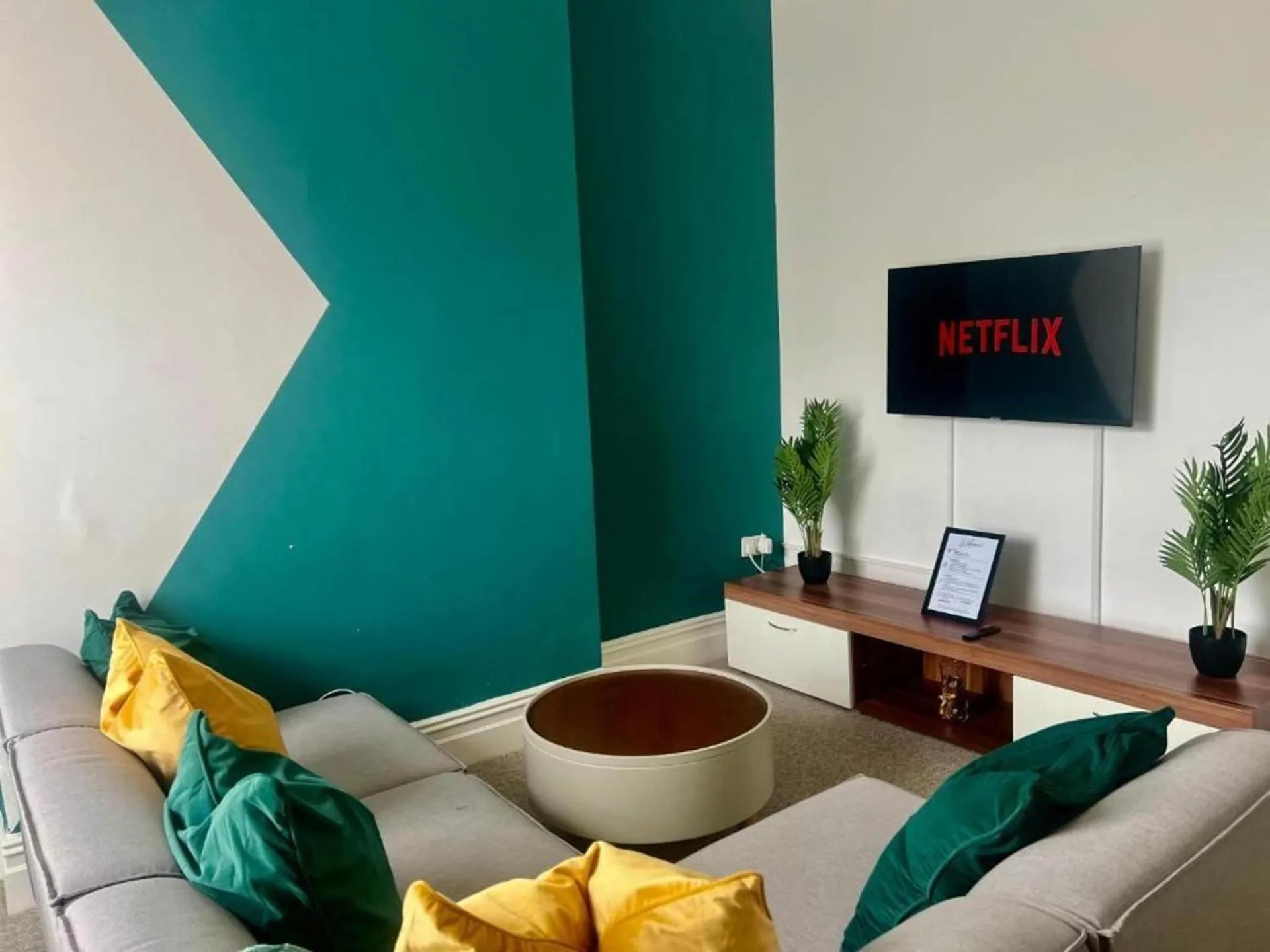 TV and multimedia in 2 Bed Flat - Sleeps 5 - Pets - Parking - Wifi
