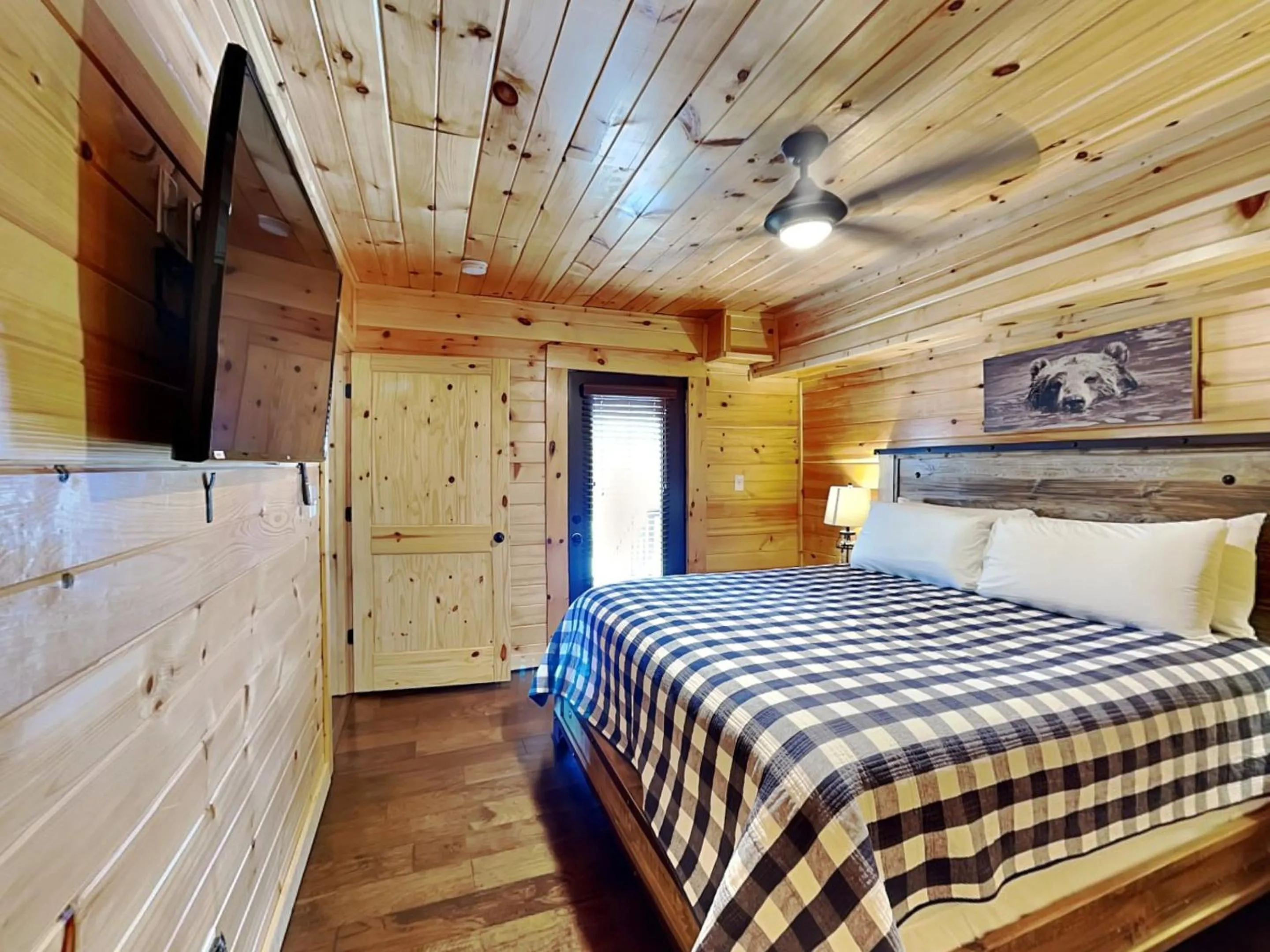 Bed in Rainbow Falls Retreat