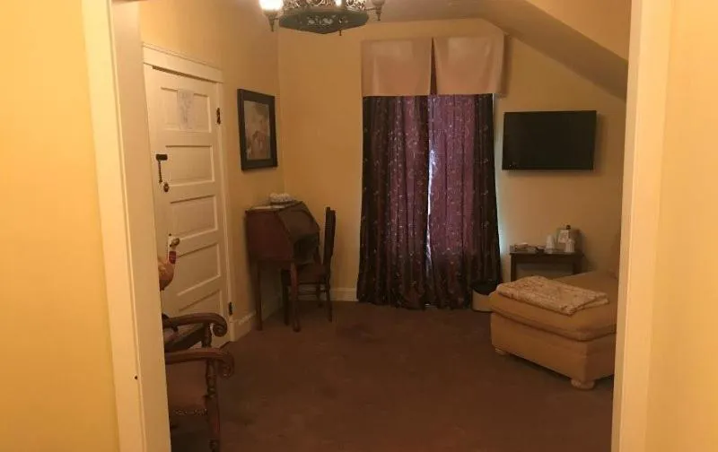 Bed in Ye Olde English Inn