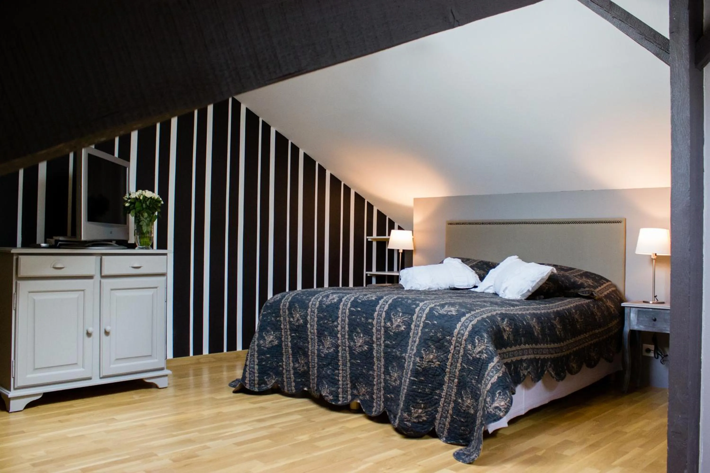 Photo of the whole room, Bed in Lequatorze