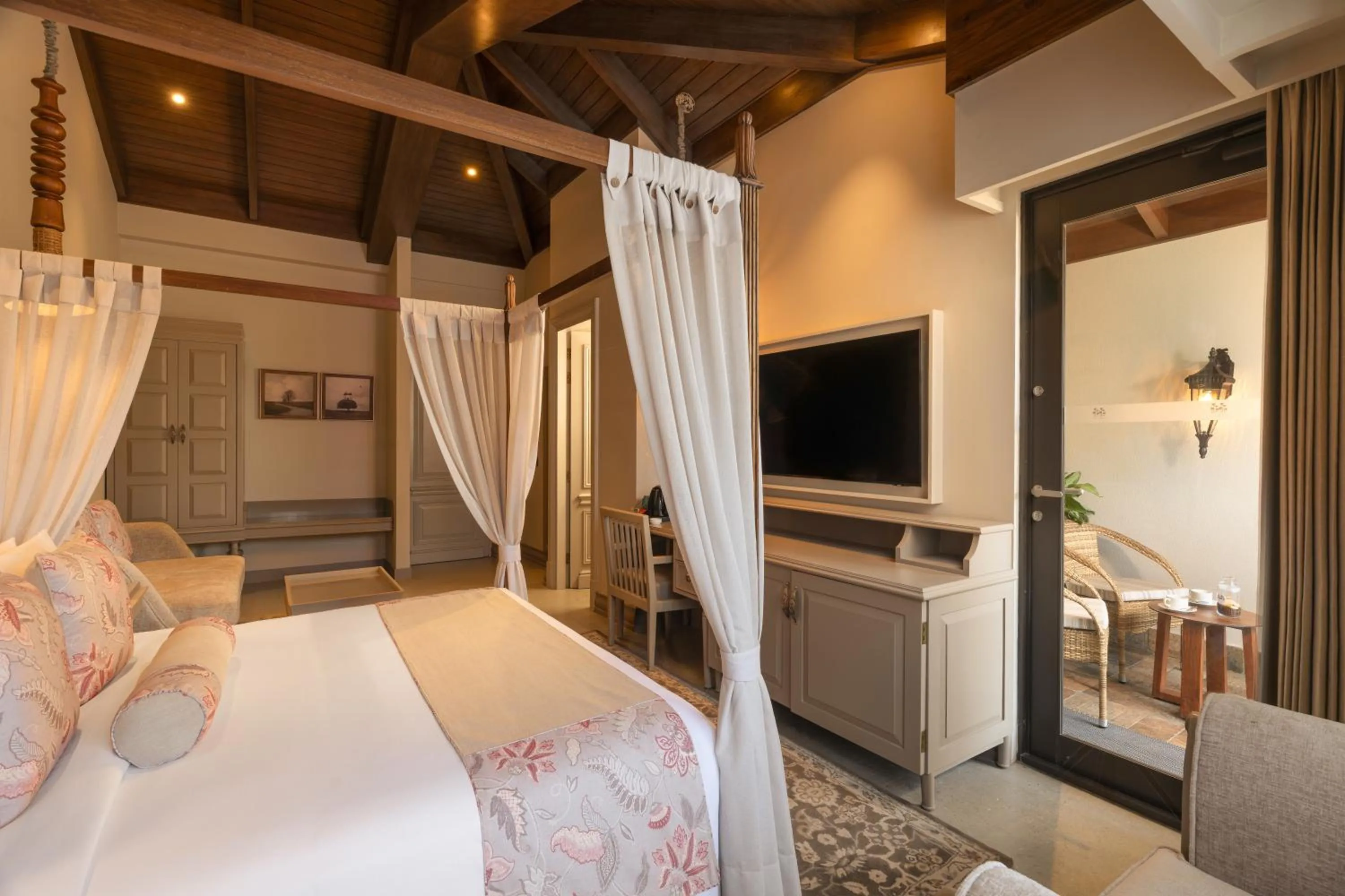 Communal lounge/ TV room, Bed in The Evren, Vagator