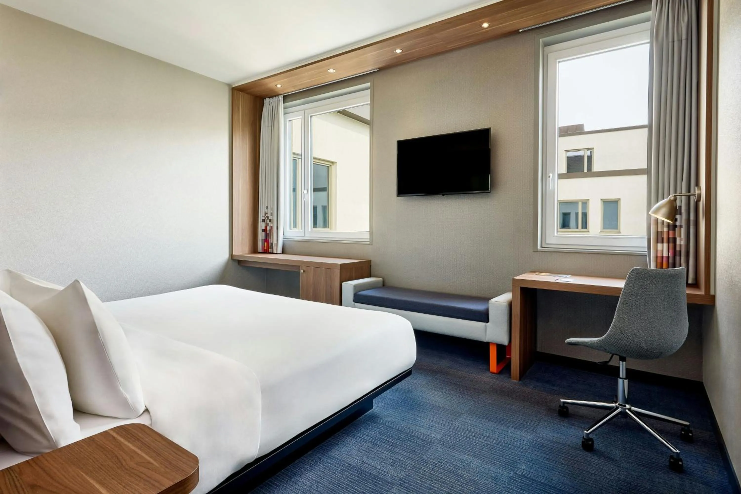 Photo of the whole room, Bed in Aloft München
