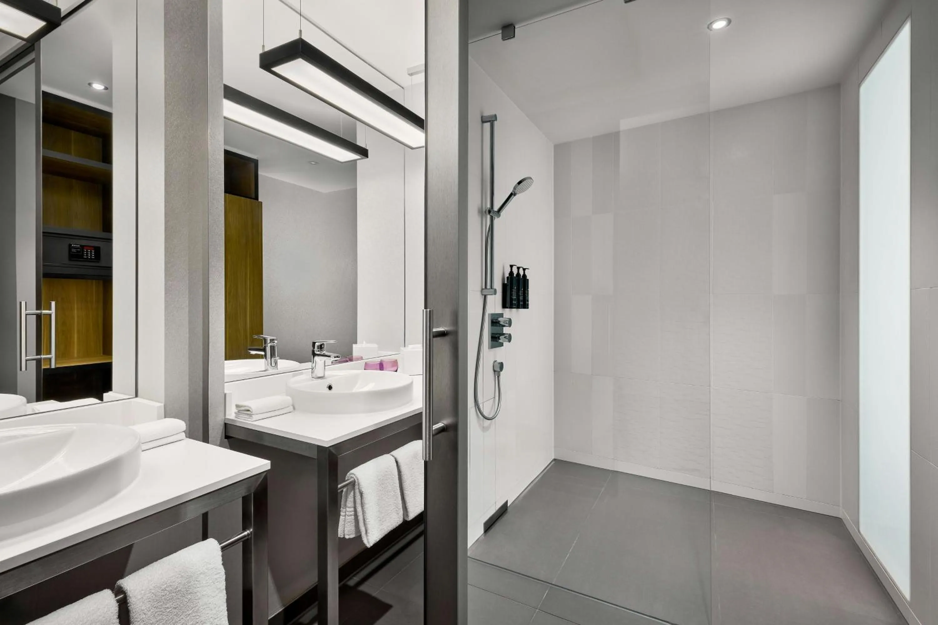 Bathroom in Aloft München