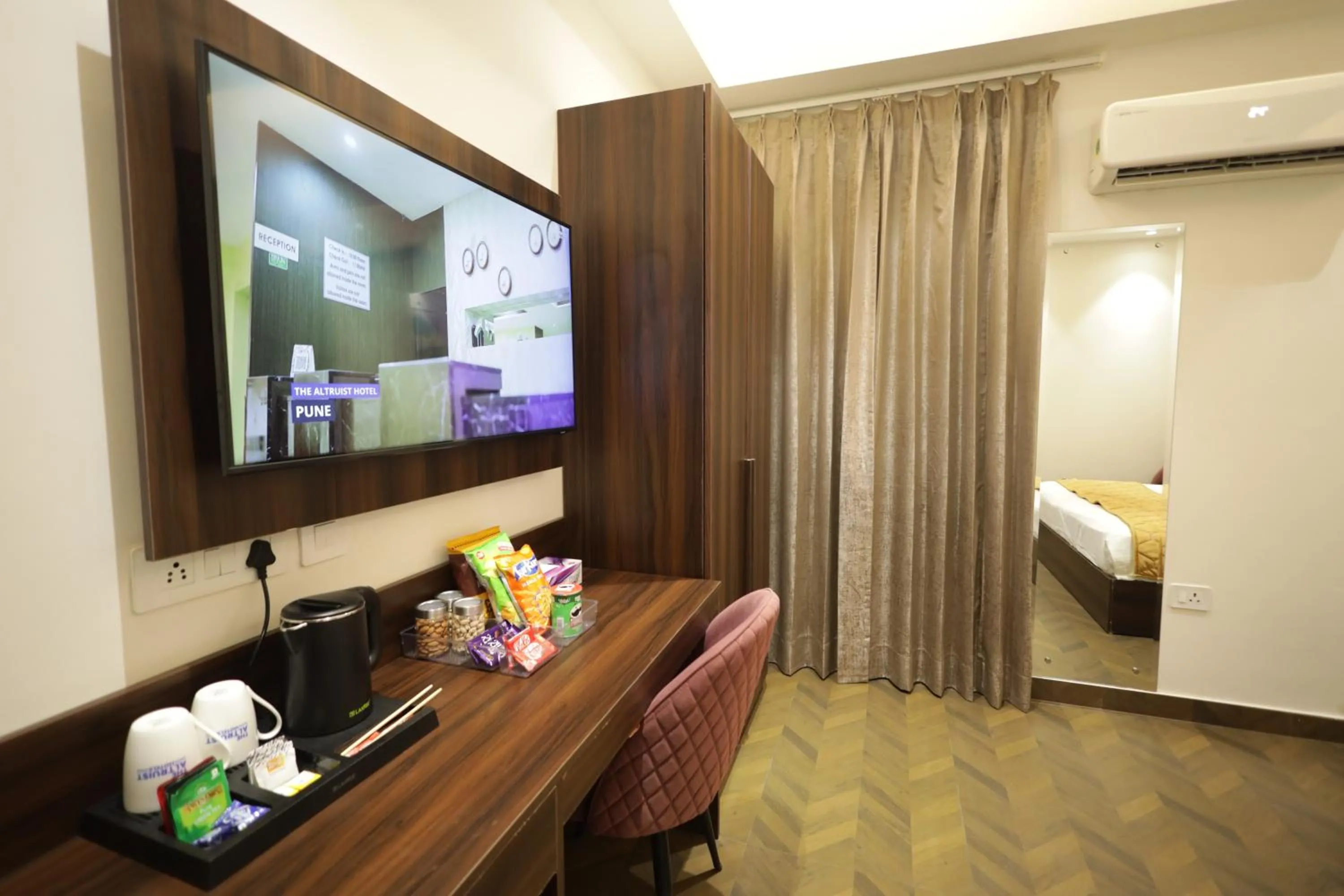 TV and multimedia, Bed in The Altruist Gurugram Hotel