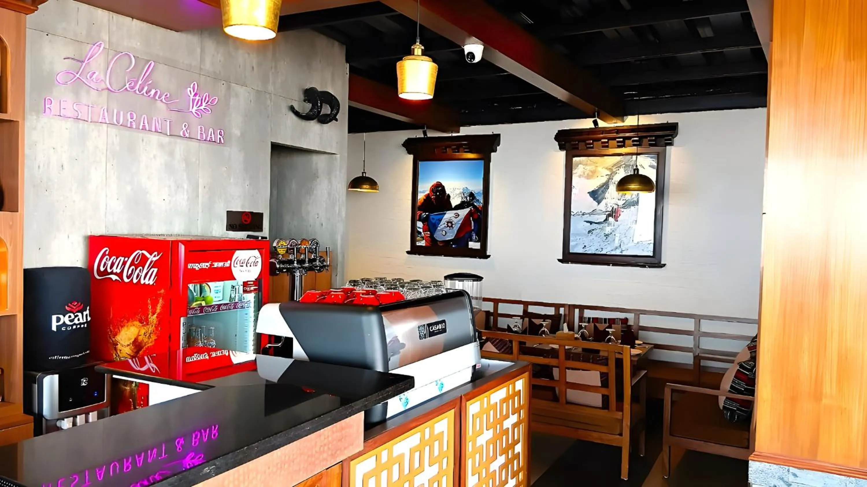 Restaurant/places to eat in Hotel Sherpani