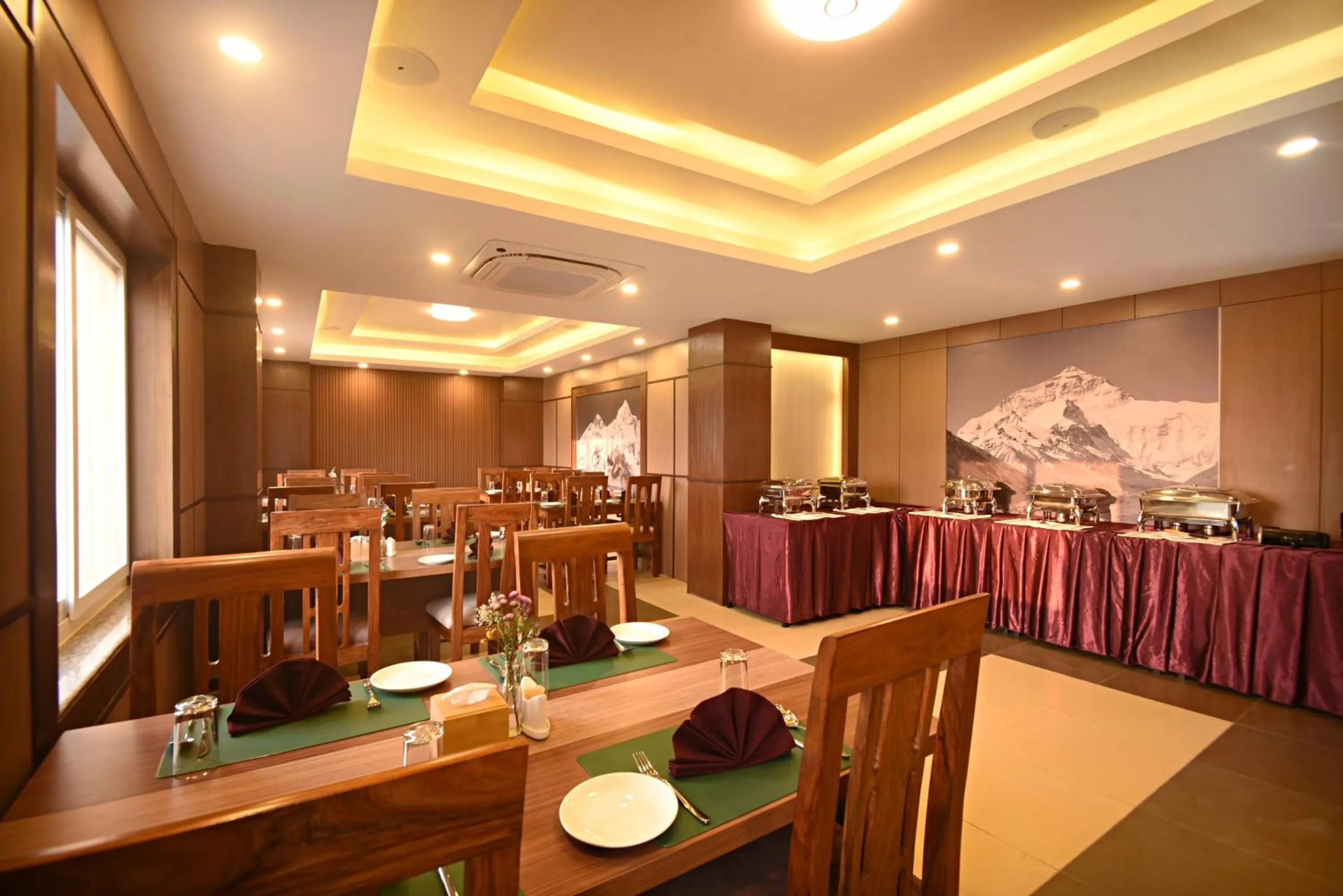 Restaurant/places to eat in Hotel Sherpani